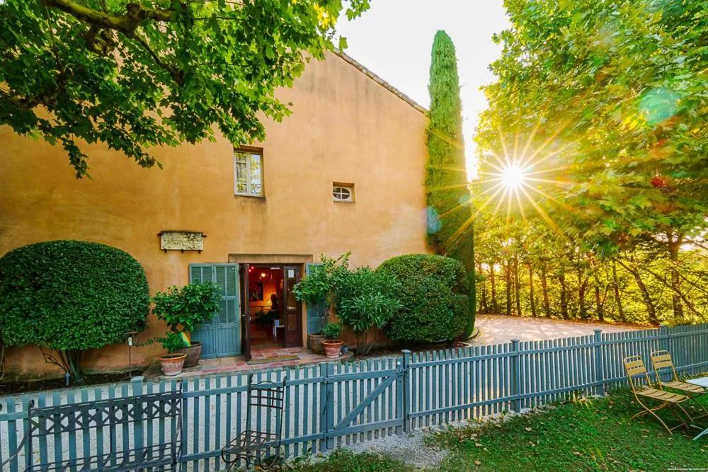 Hôtel Le Mas des Grès & Restaurant Sous les Platanes