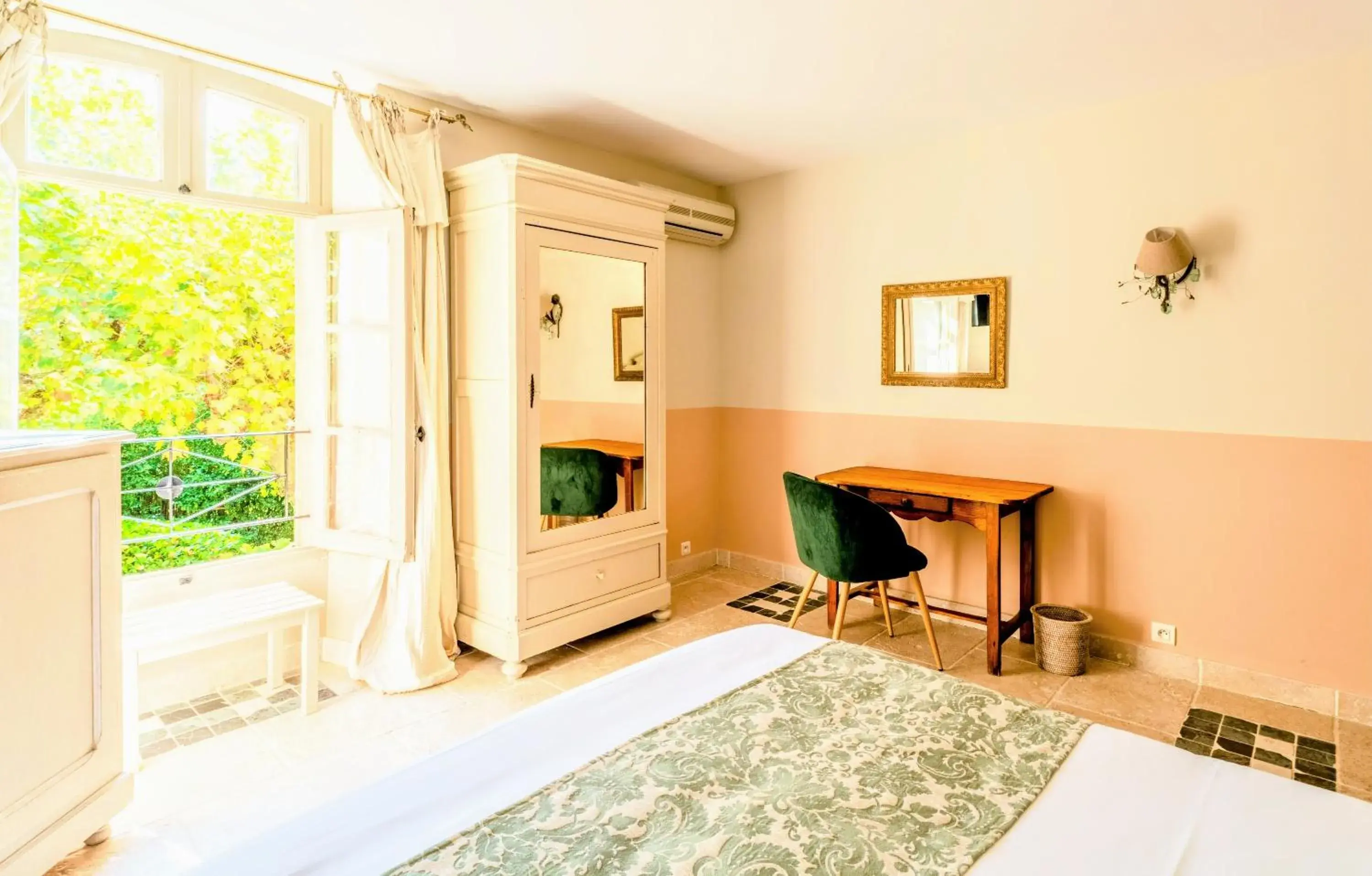 Superior Double or Twin Room with Garden View in Hôtel Le Mas des Grès & Restaurant Sous les Platanes Superior Double or Twin Room with Garden View in Hôtel Le Mas des Grès & Restaurant Sous les Platanes