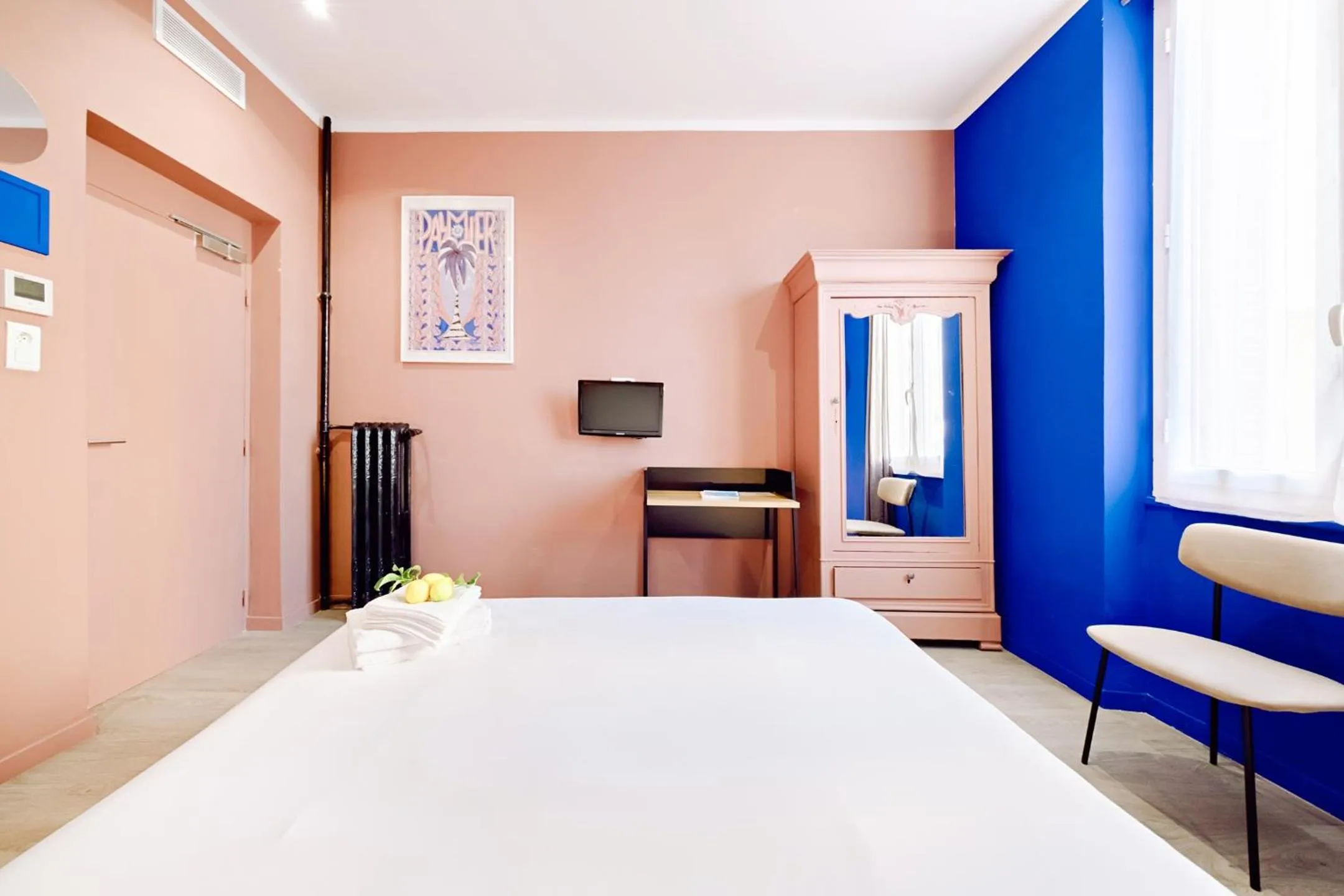 Bedroom, Bed in Hotel Lemon