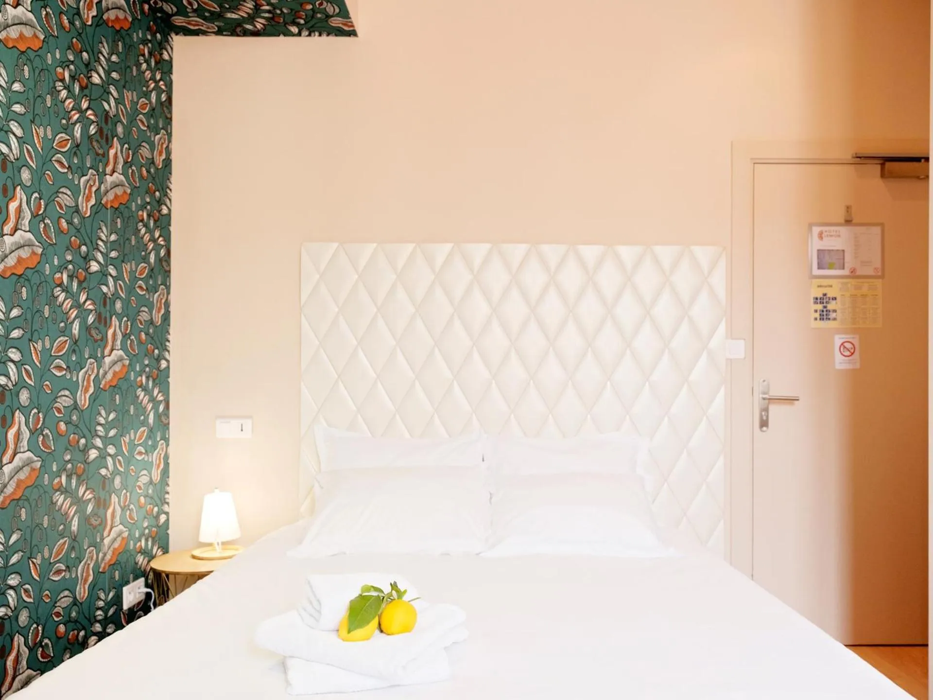 Bedroom, Bed in Hotel Lemon