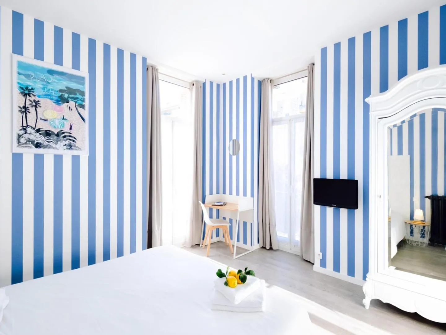 Bedroom, Bed in Hotel Lemon