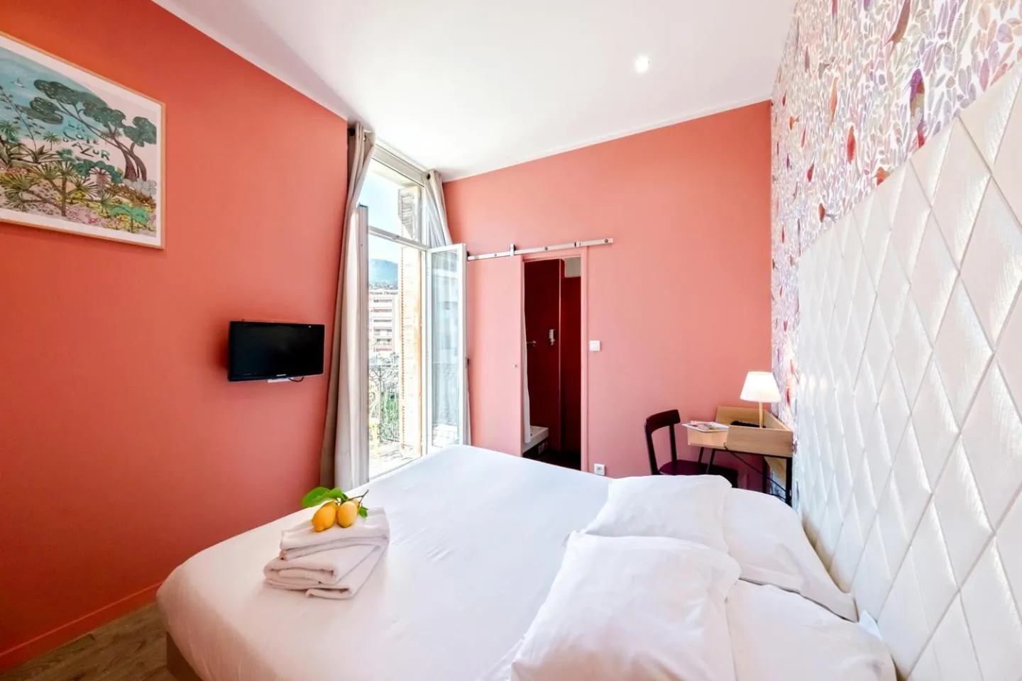 Photo of the whole room, Bed in Hotel Lemon