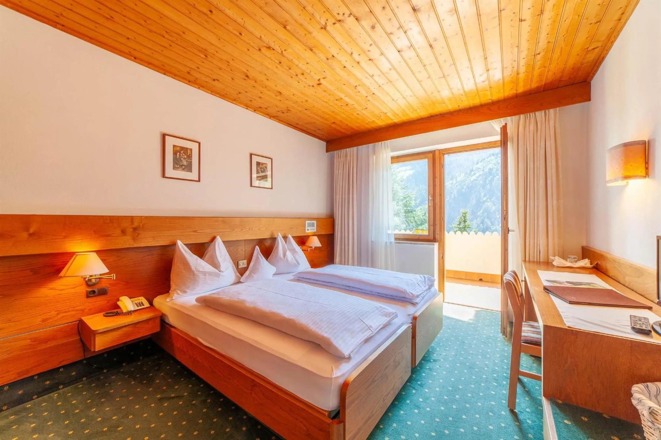 Photo of the whole room in Hotel St. Pankraz