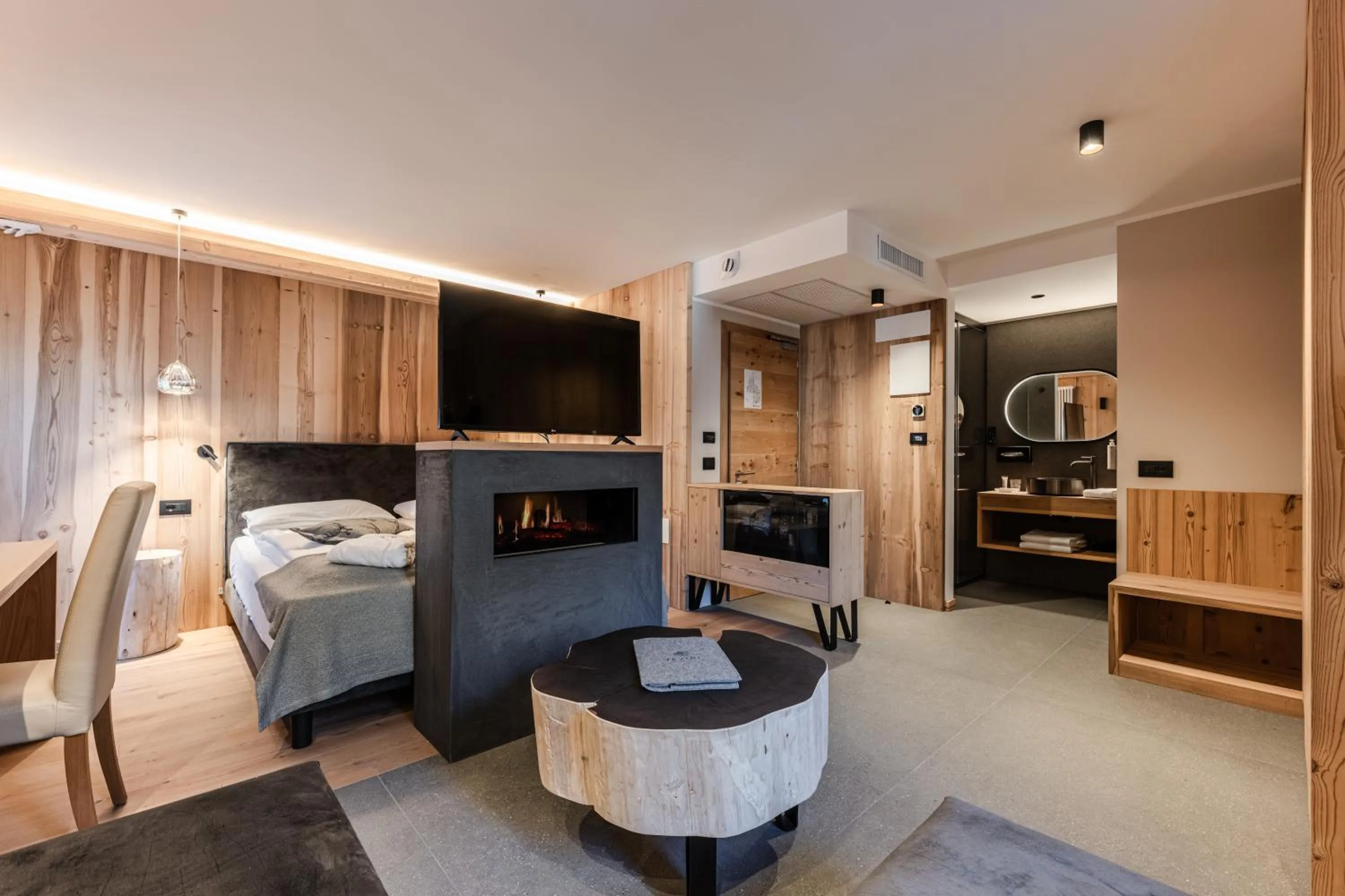 Bathroom, Bed in Tevini Dolomites Charming Hotel