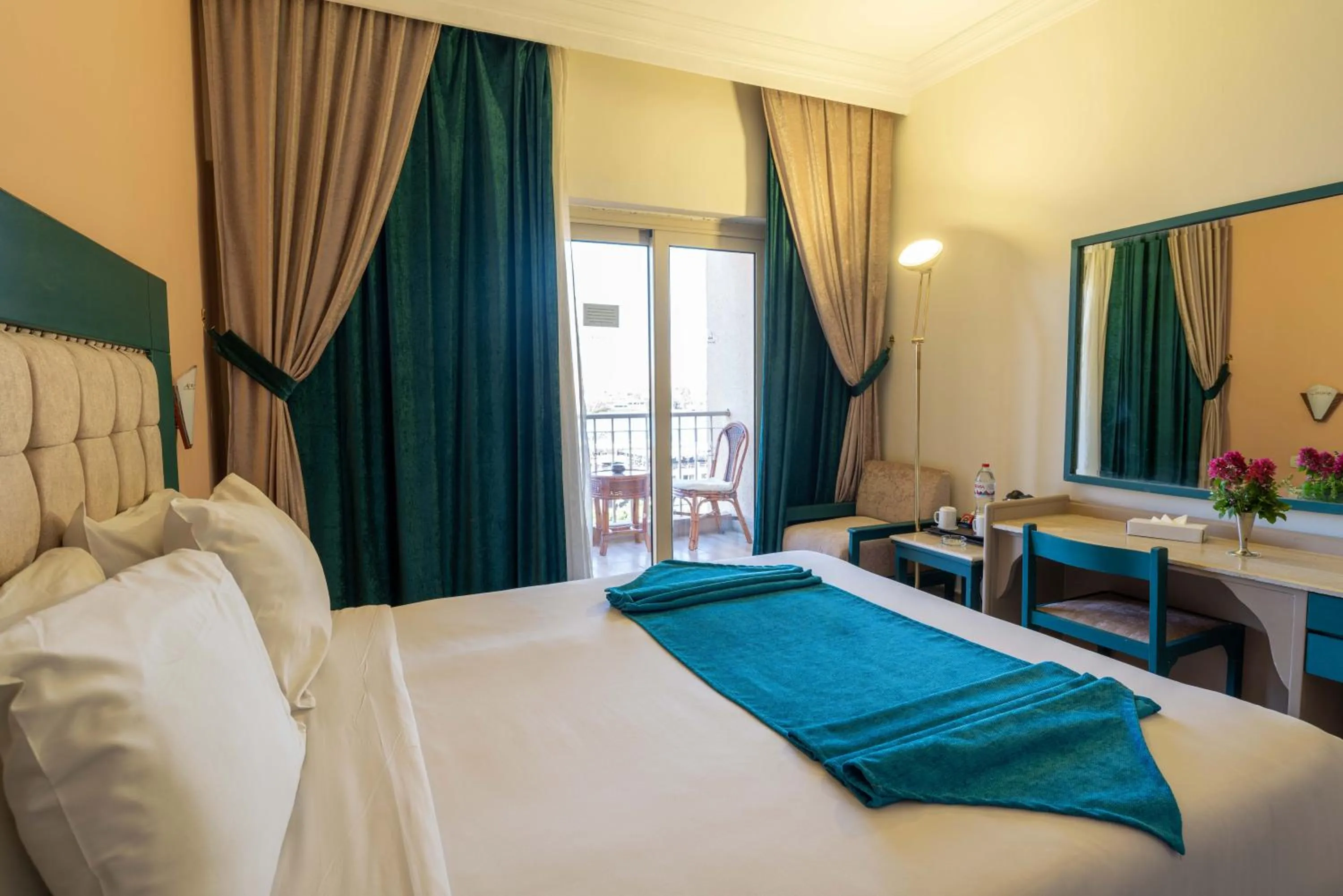 Bedroom, Bed in Aracan Eatabe Luxor Hotel