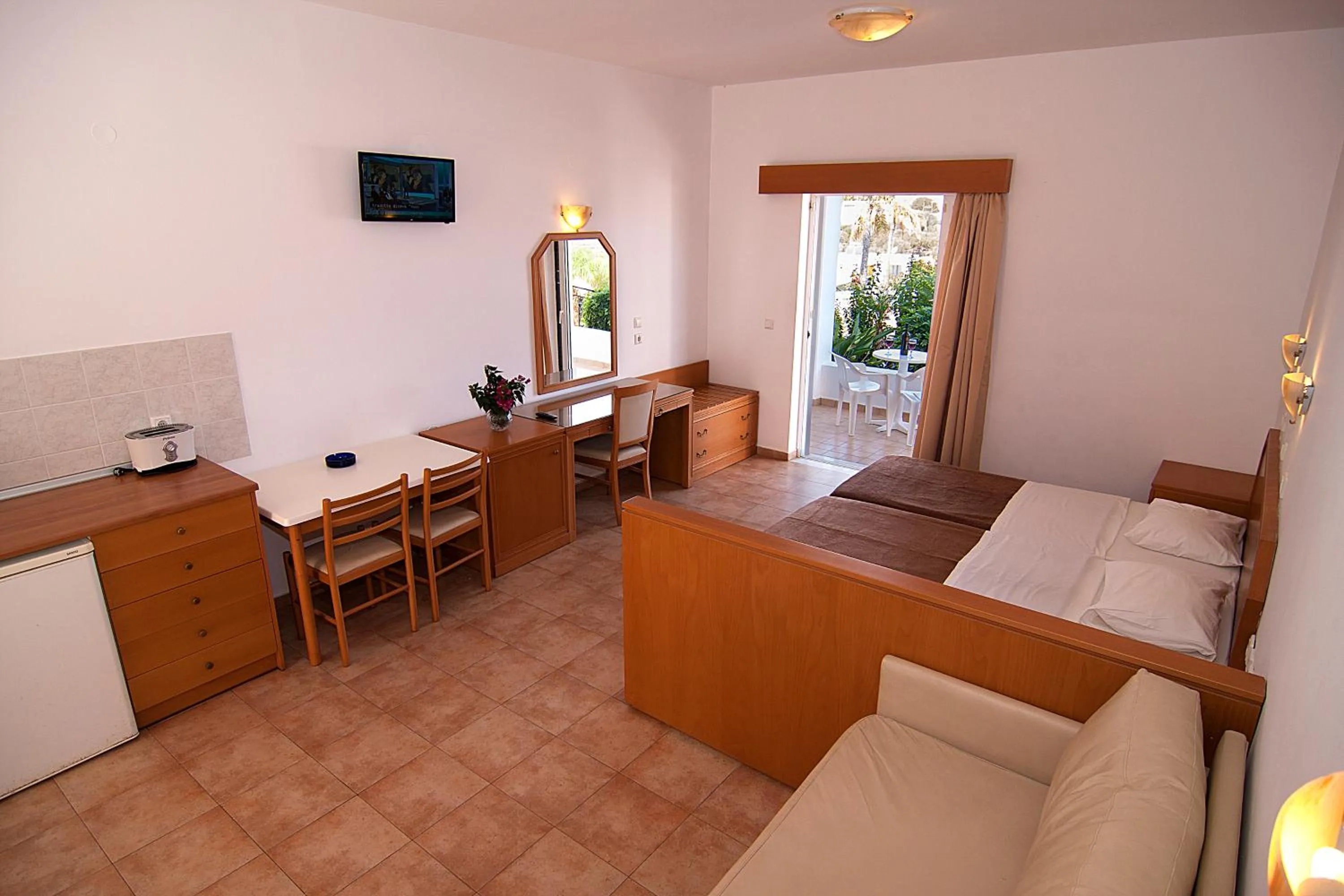 Lambis Studios & Apartments