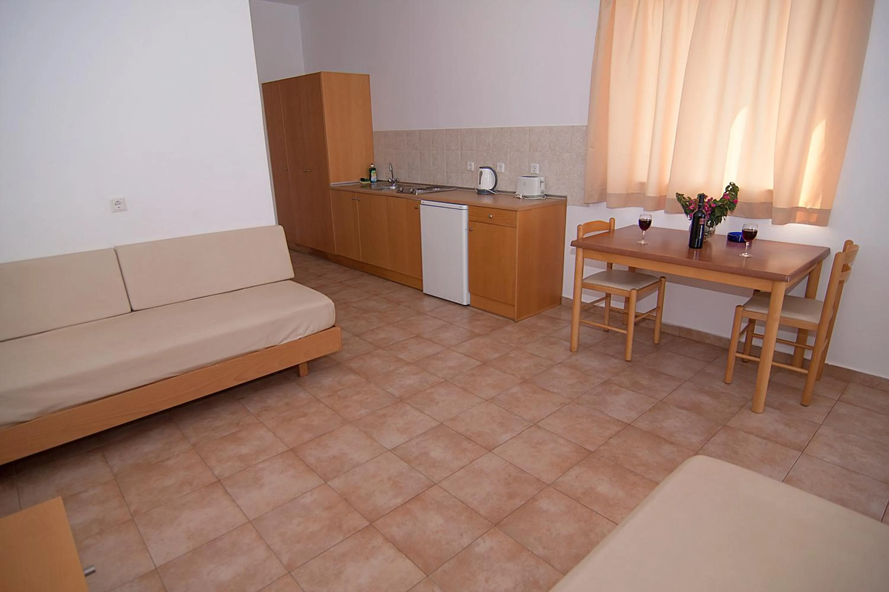 Lambis Studios & Apartments