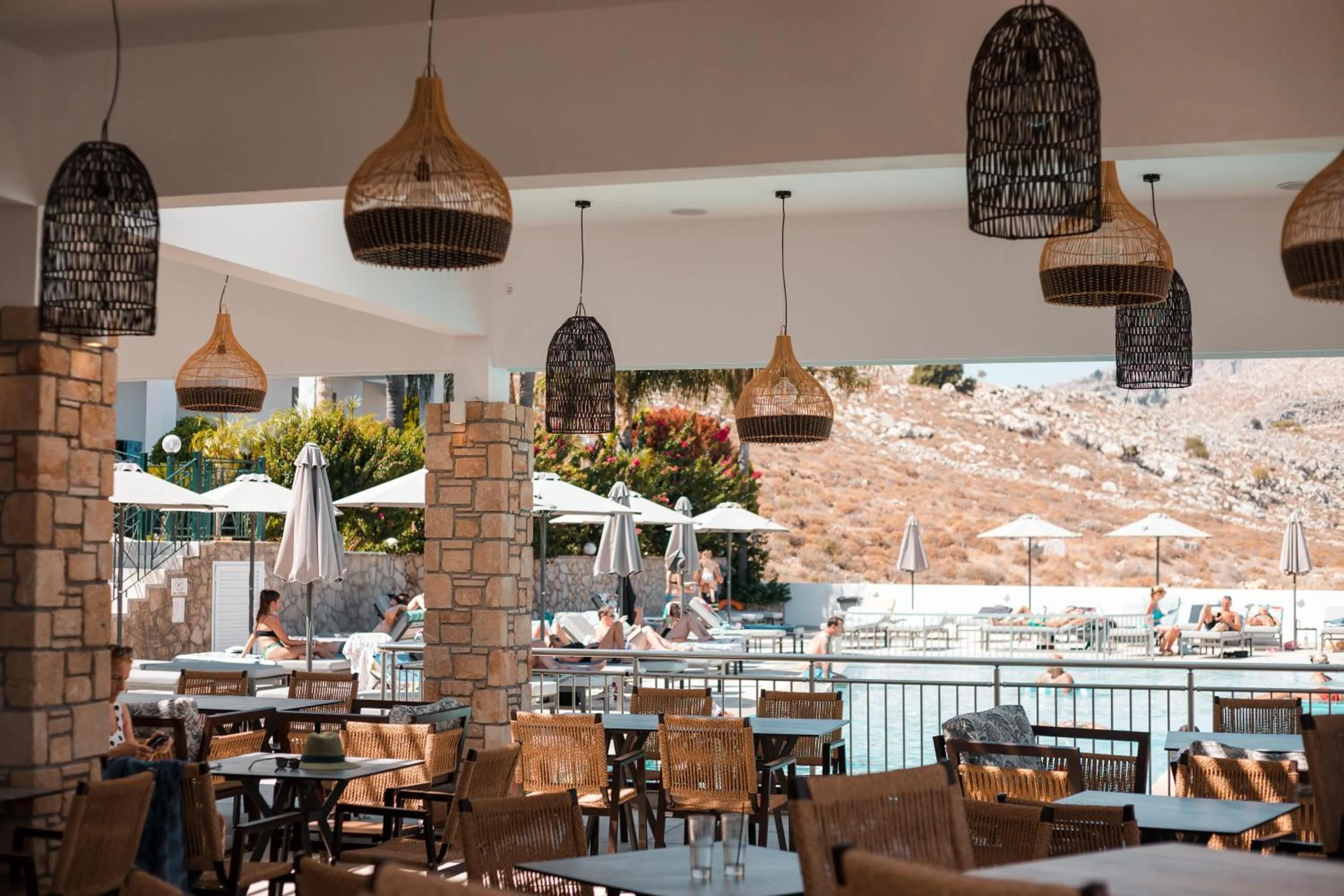 Restaurant/places to eat in Lambis Studios & Apartments