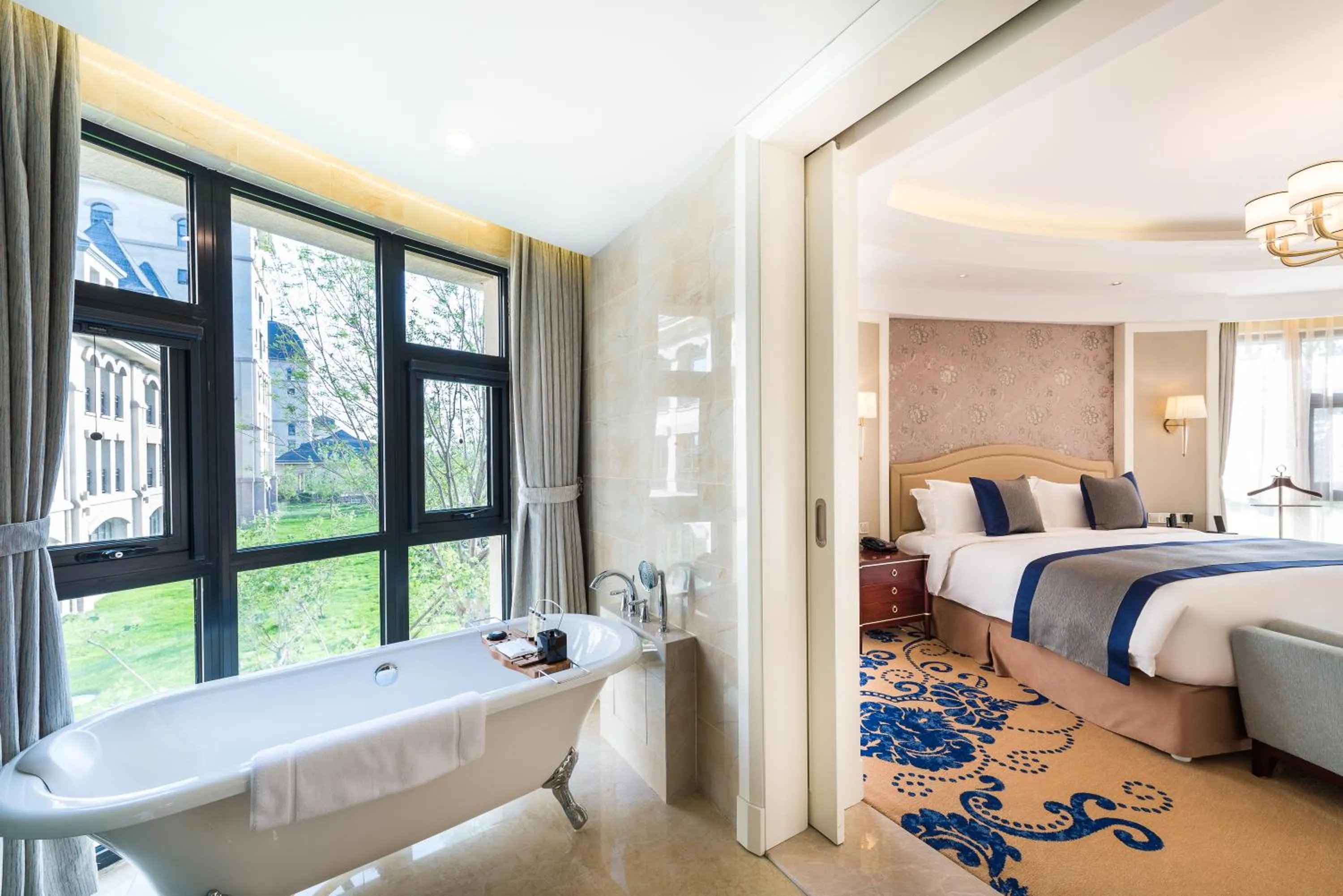 Bathroom, Bed in Pullman Tangshan