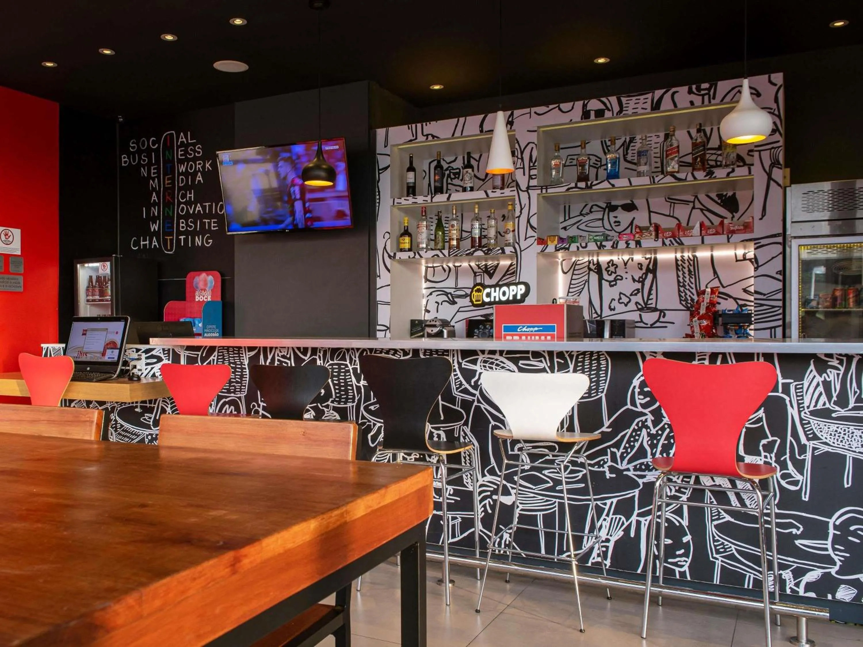 Lounge or bar in Ibis Guaratingueta Aparecida - Circuito da Fé