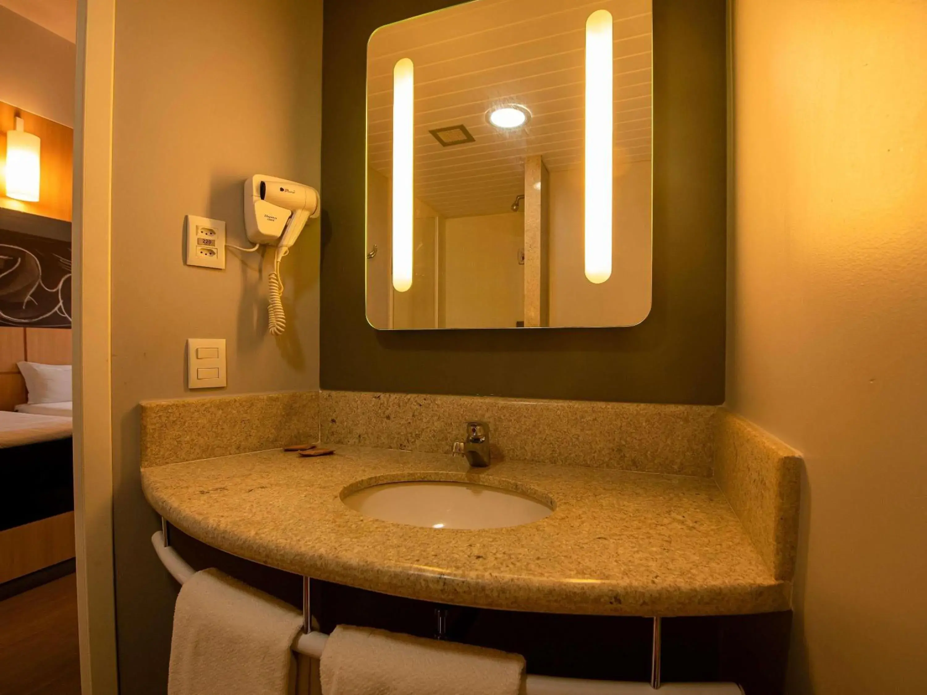 Bedroom in Ibis Guaratingueta Aparecida - Circuito da Fé Bedroom in Ibis Guaratingueta Aparecida - Circuito da Fé