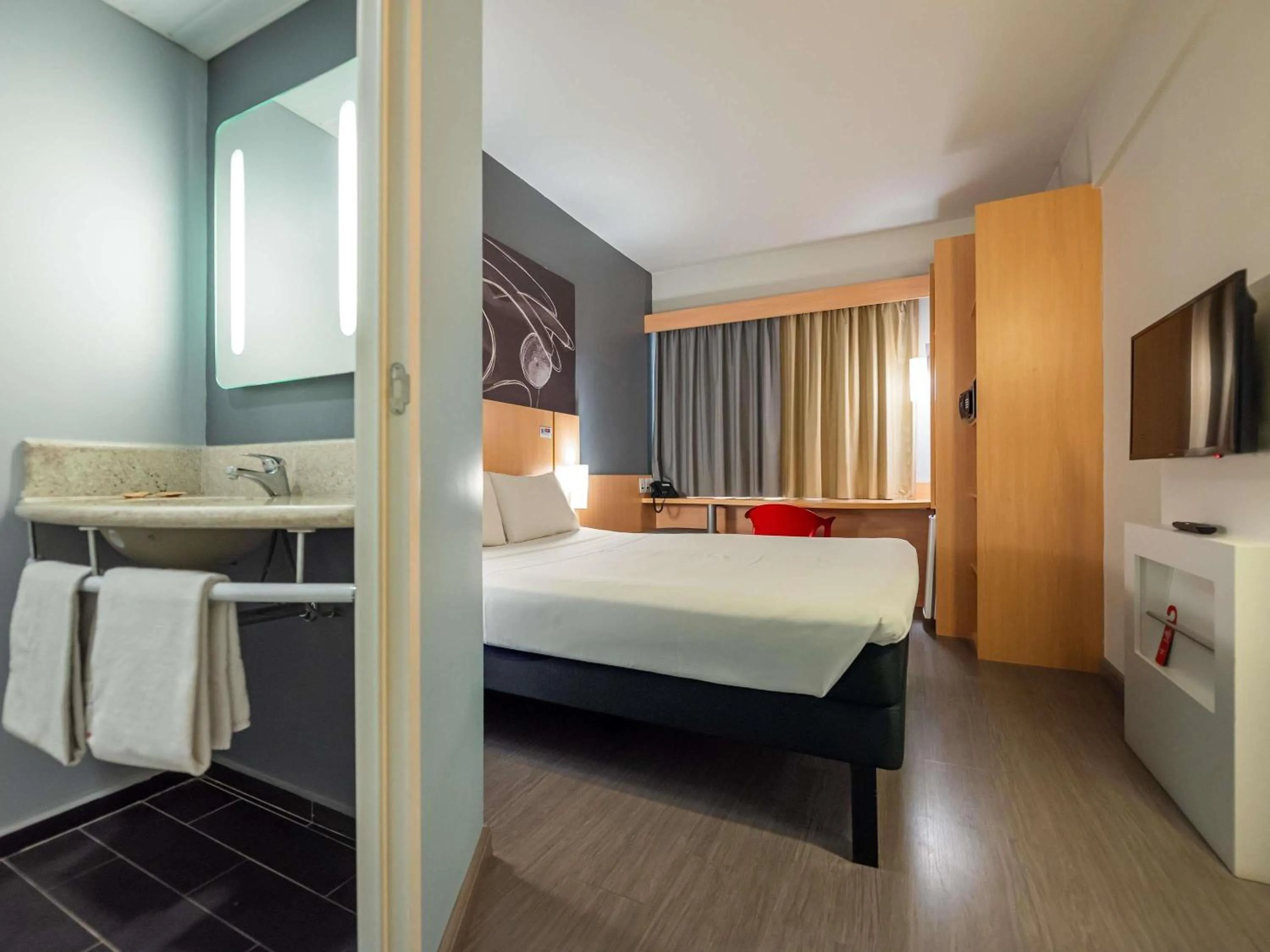 Bedroom, Bed in Ibis Guaratingueta Aparecida - Circuito da Fé