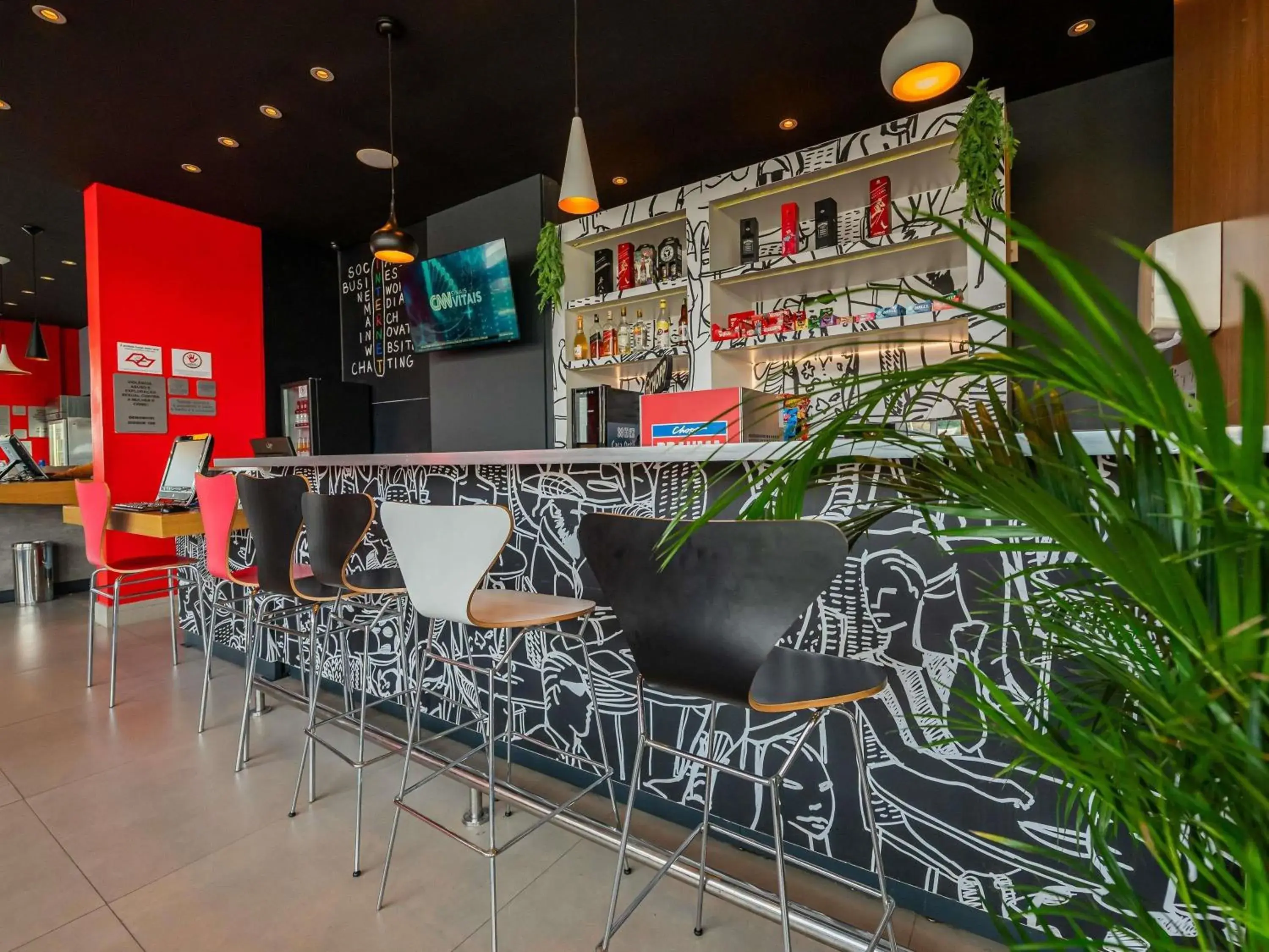 Lounge or bar in Ibis Guaratingueta Aparecida - Circuito da Fé Lounge or bar in Ibis Guaratingueta Aparecida - Circuito da Fé