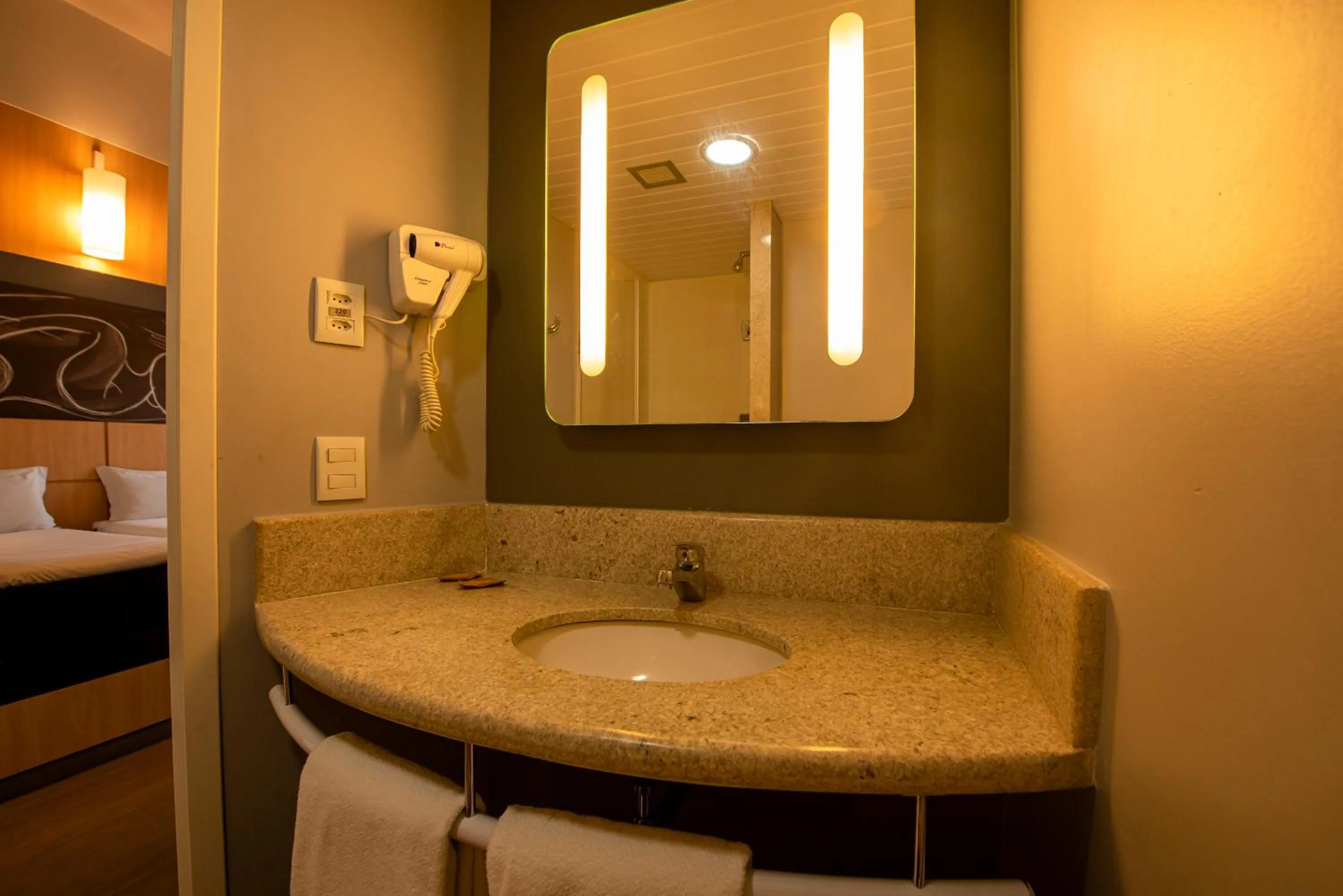 Property building in Ibis Guaratingueta Aparecida - Circuito da Fé