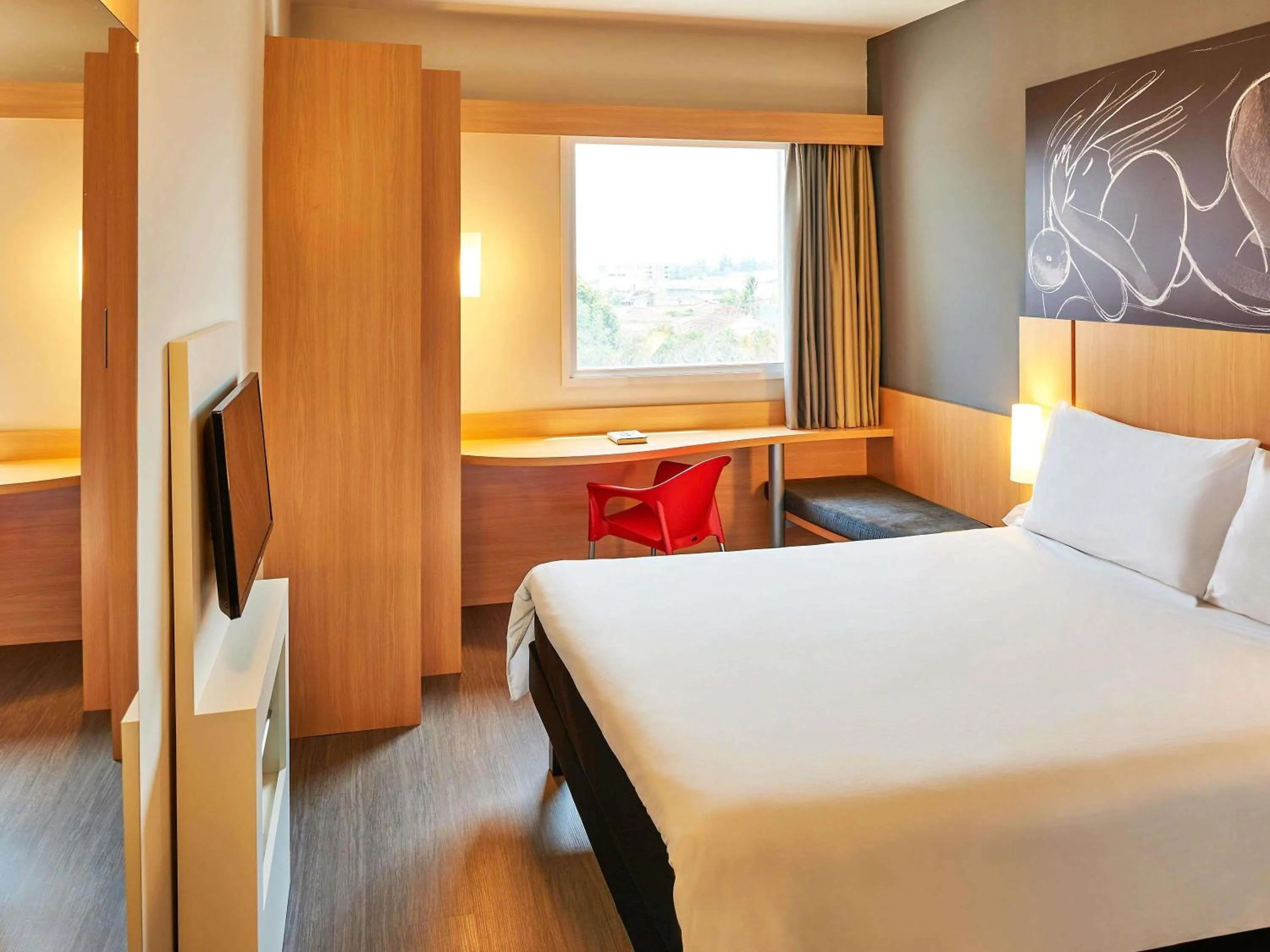 Bedroom, Bed in Ibis Guaratingueta Aparecida - Circuito da Fé