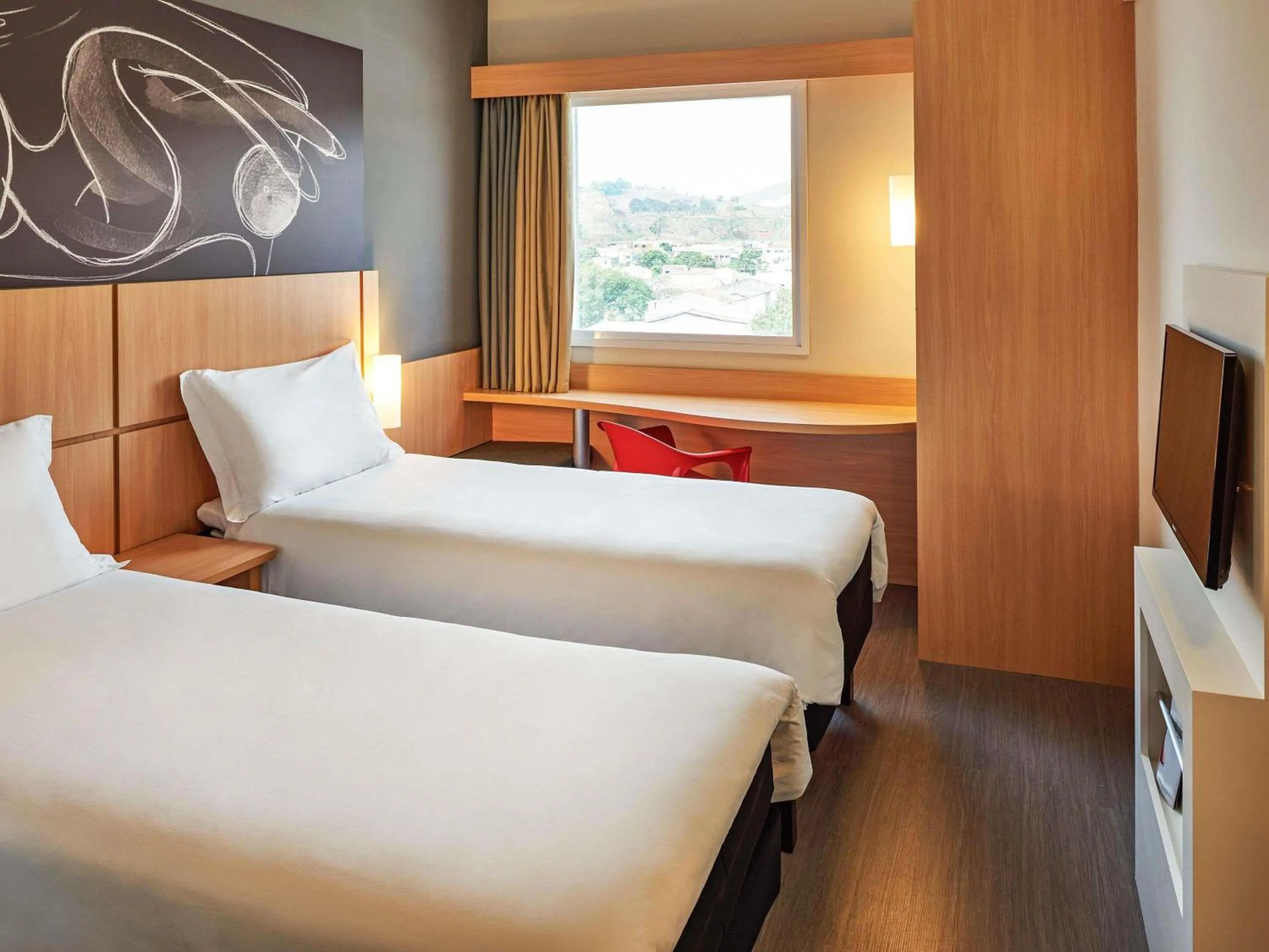 Bedroom, Bed in Ibis Guaratingueta Aparecida - Circuito da Fé