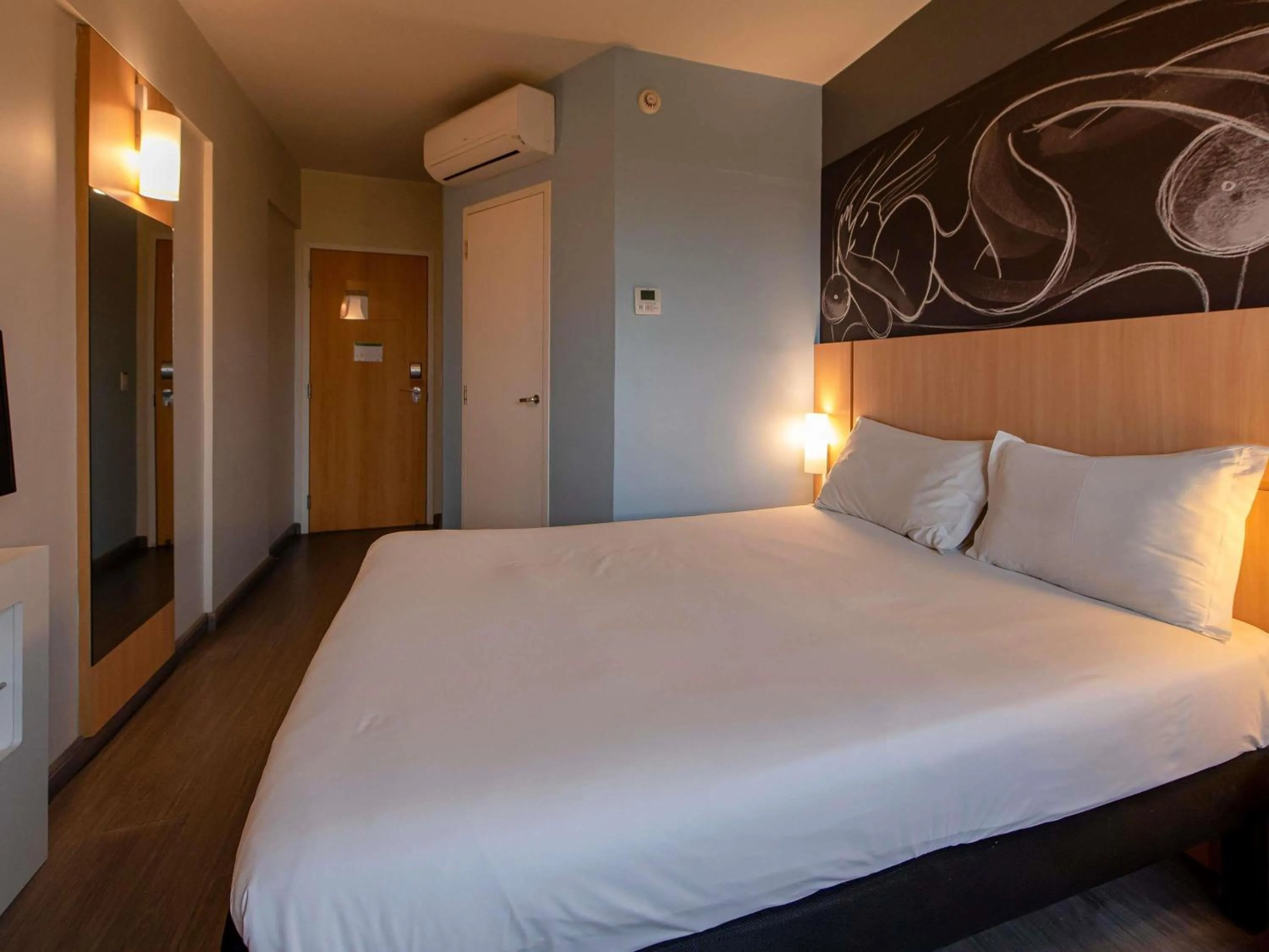 Bedroom, Bed in Ibis Guaratingueta Aparecida - Circuito da Fé