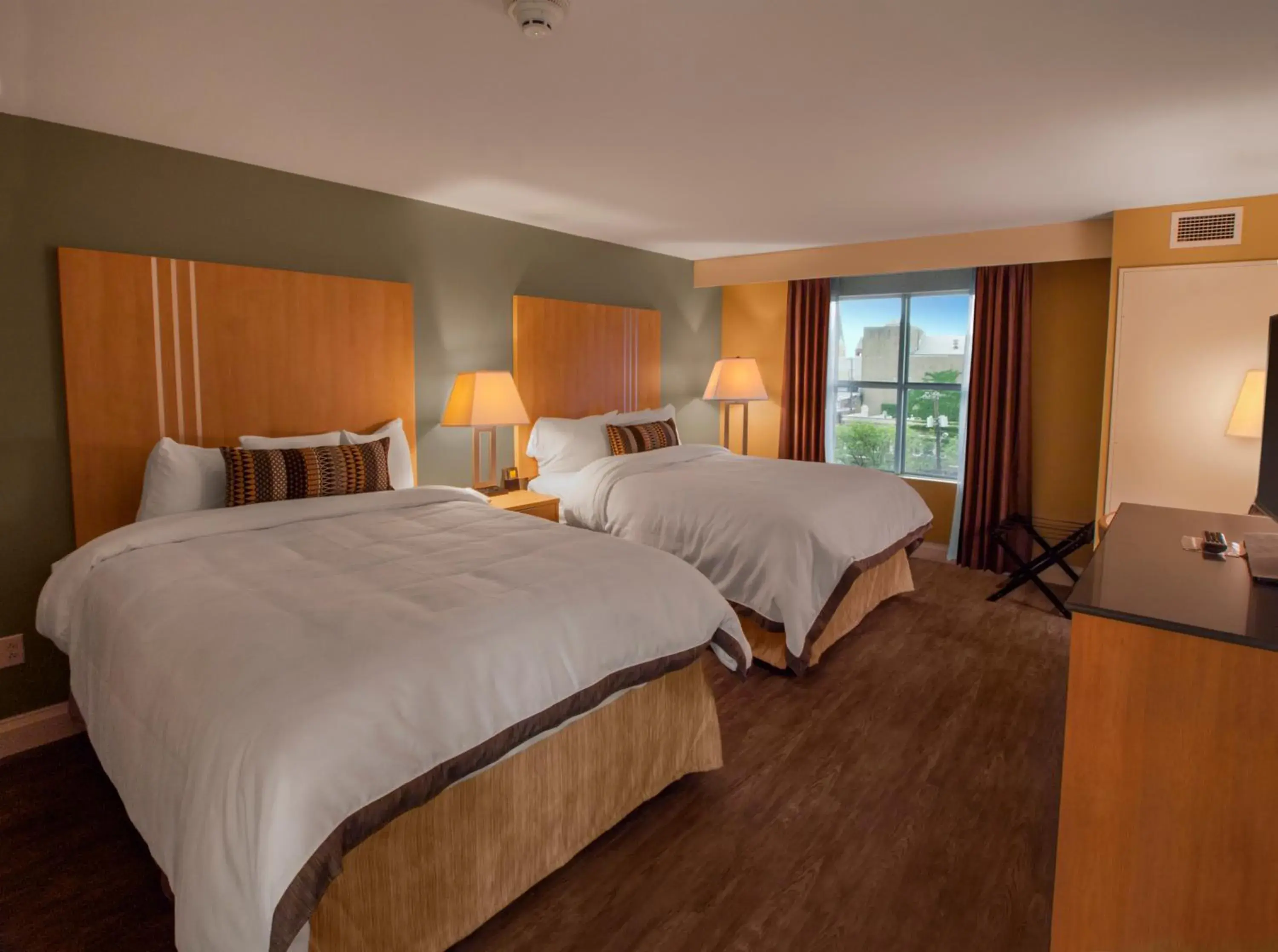 Queen Room with Two Queen Beds in Hotel Ithaca Queen Room with Two Queen Beds in Hotel Ithaca