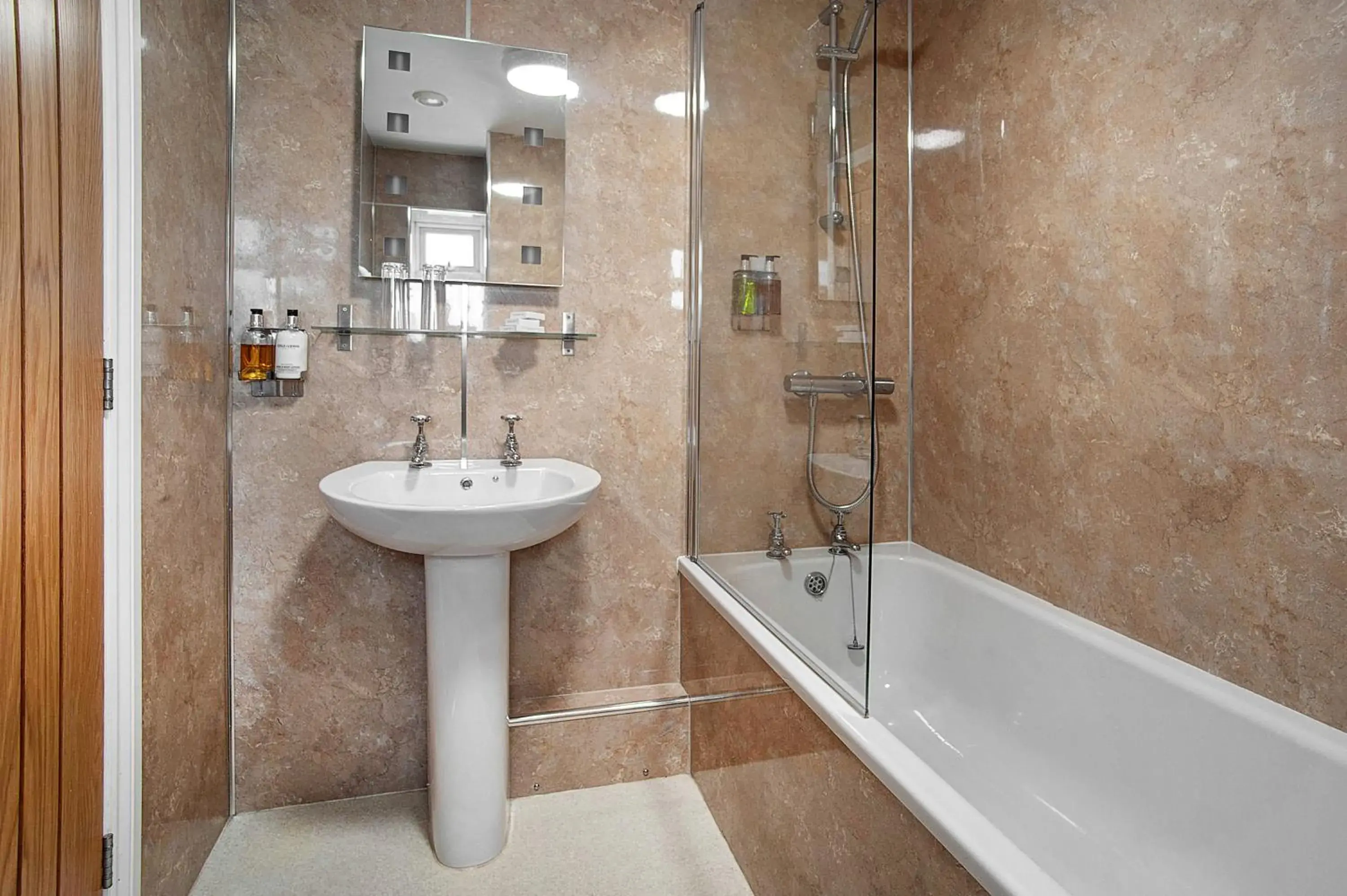 Family Room with Bathroom in The Twice Brewed Inn Family Room with Bathroom in The Twice Brewed Inn