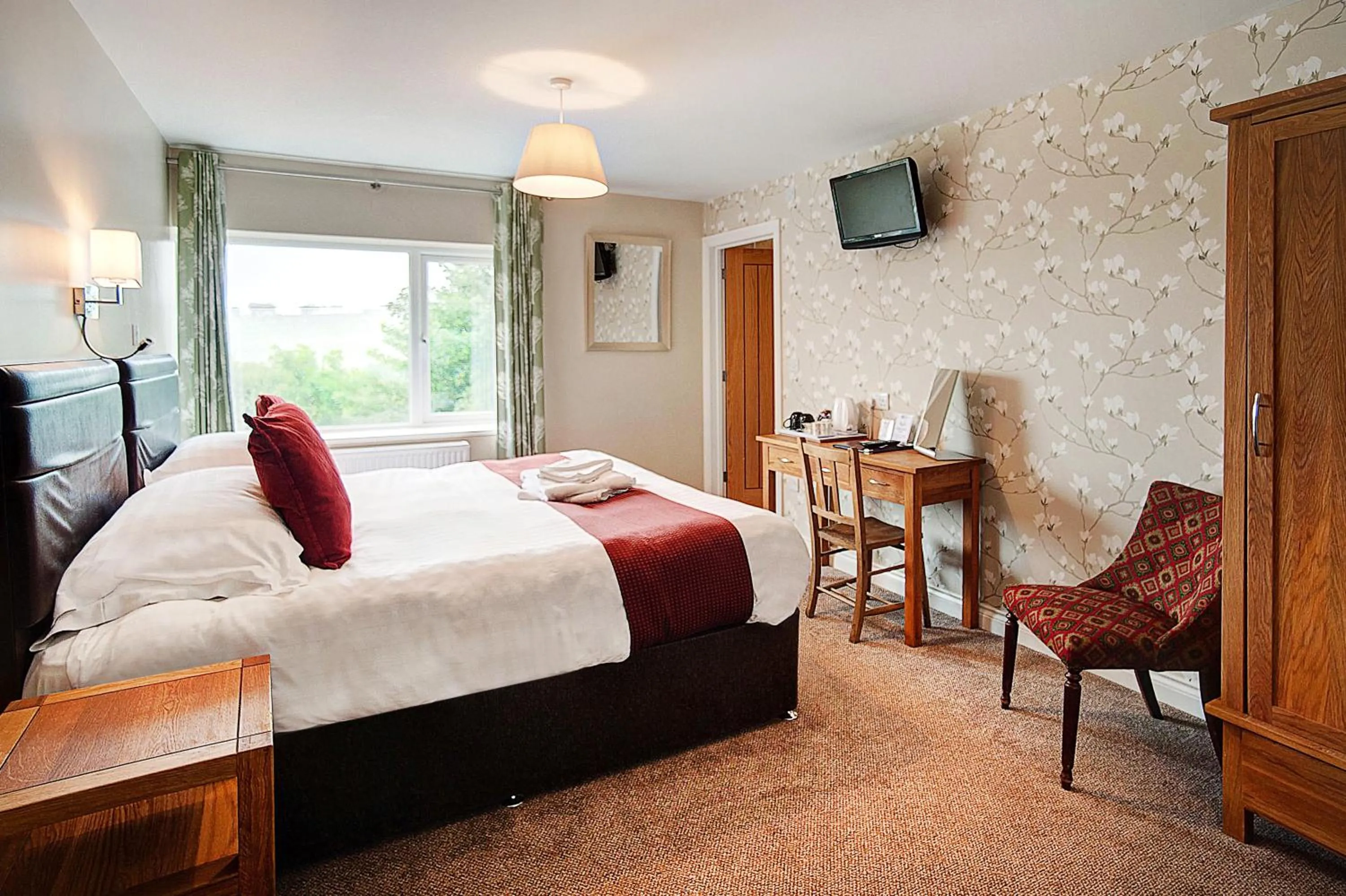 Garden view, Bed in The Twice Brewed Inn