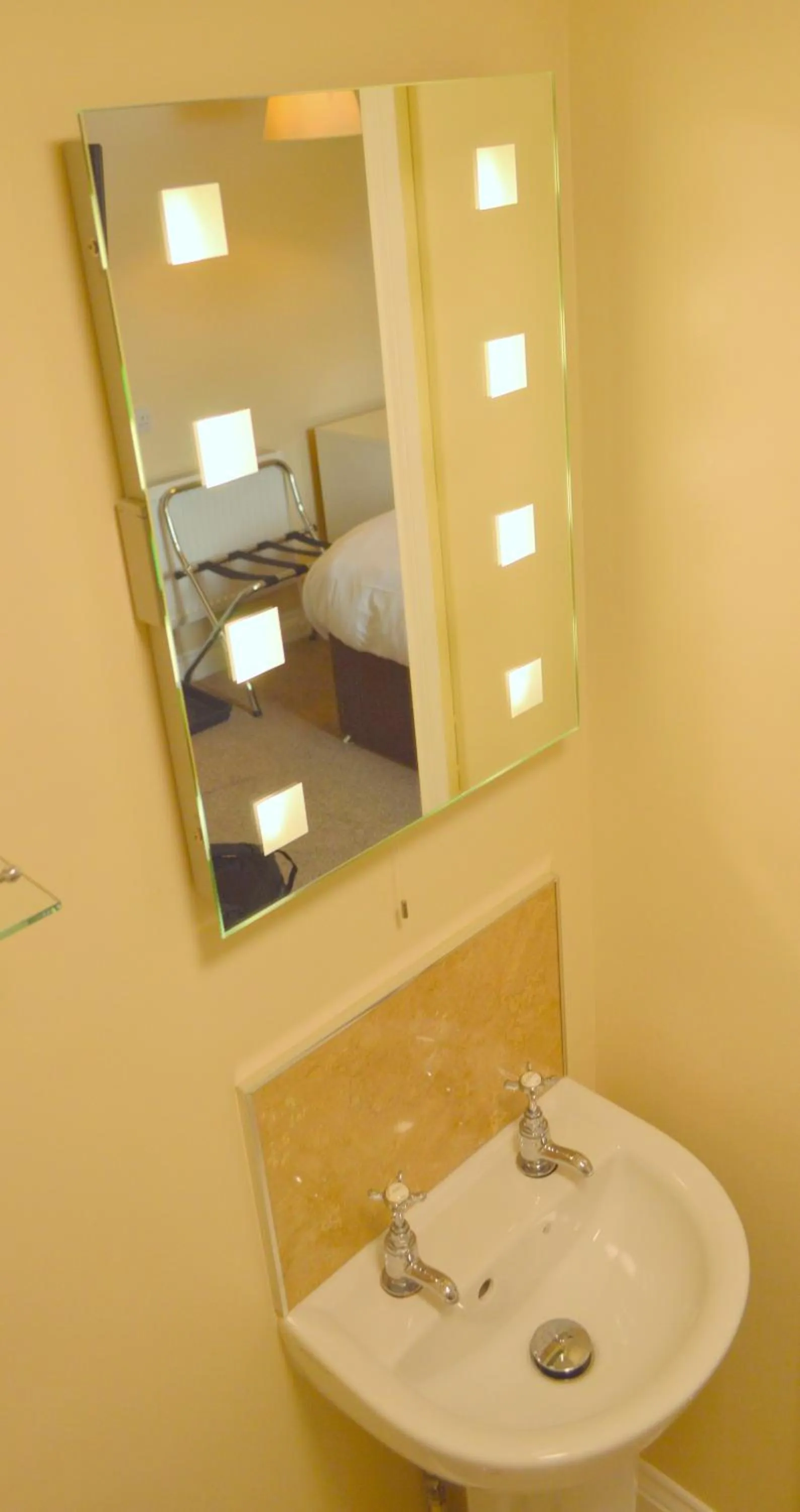 Bathroom, Bed in The Twice Brewed Inn