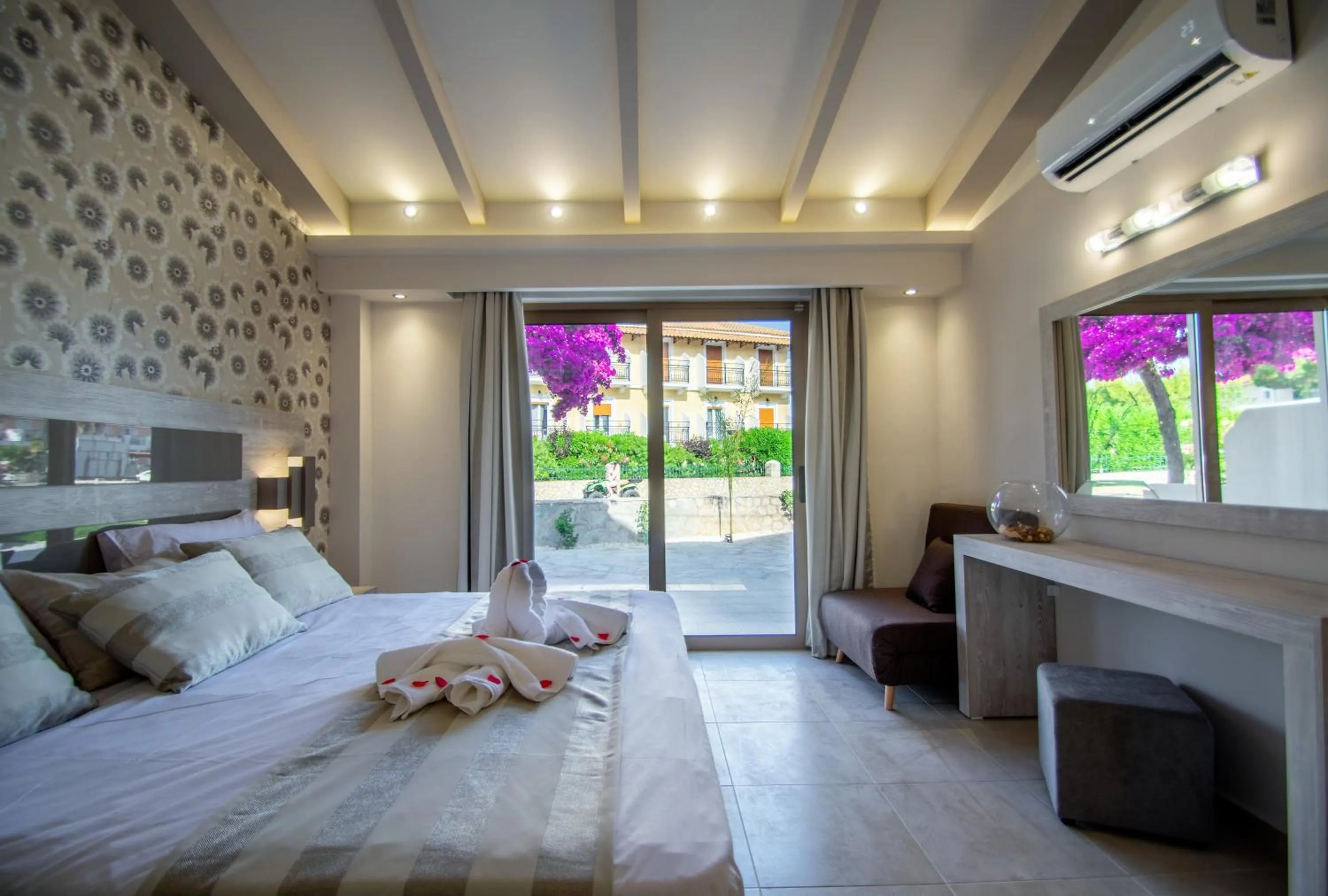 Garden view, Bed in Paradise Apartments