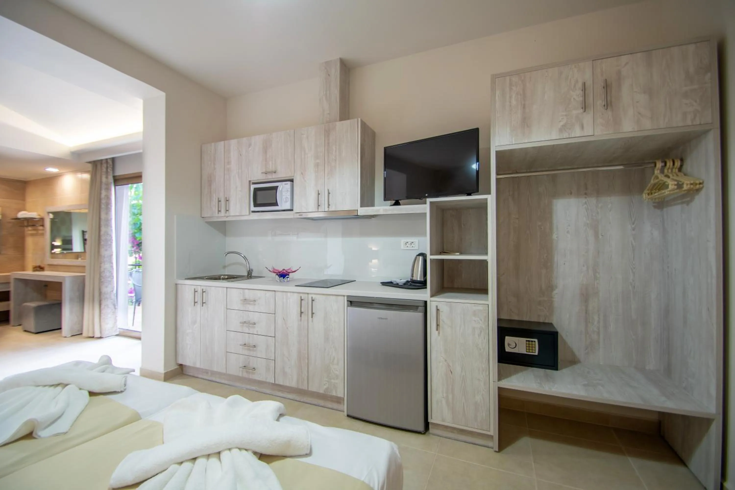 Kitchen or kitchenette, Bed in Paradise Apartments