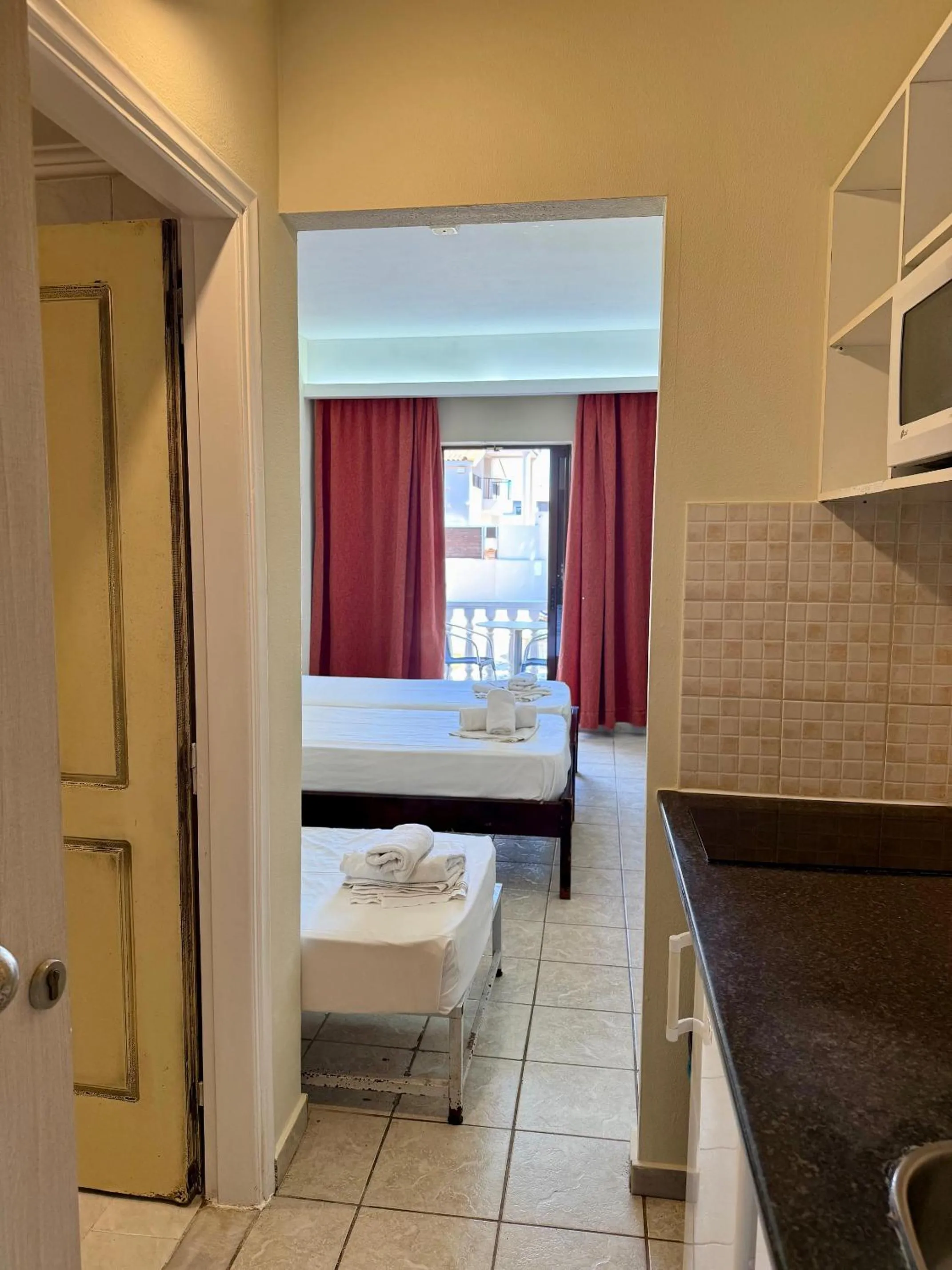 Property building, Bed in Paradise Apartments