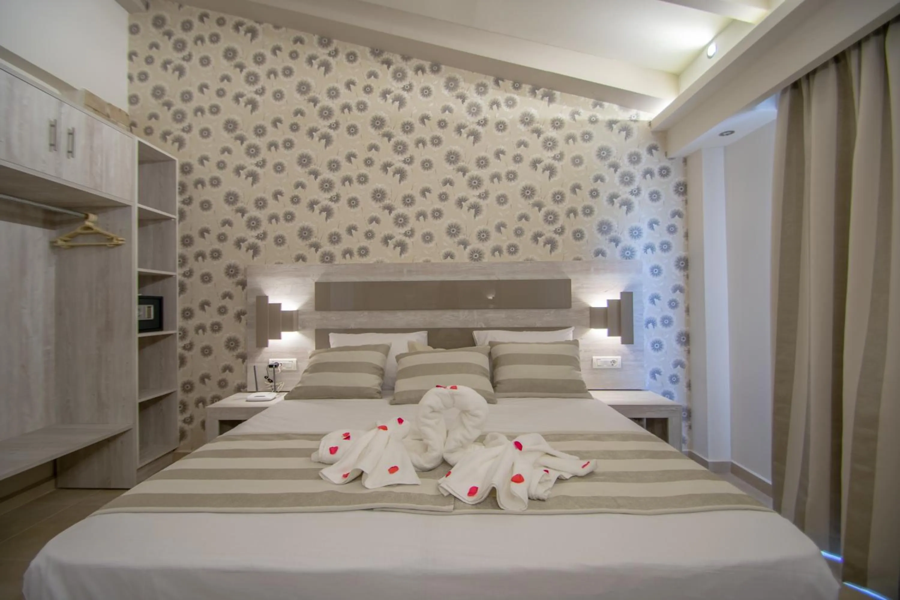 Bed in Paradise Apartments