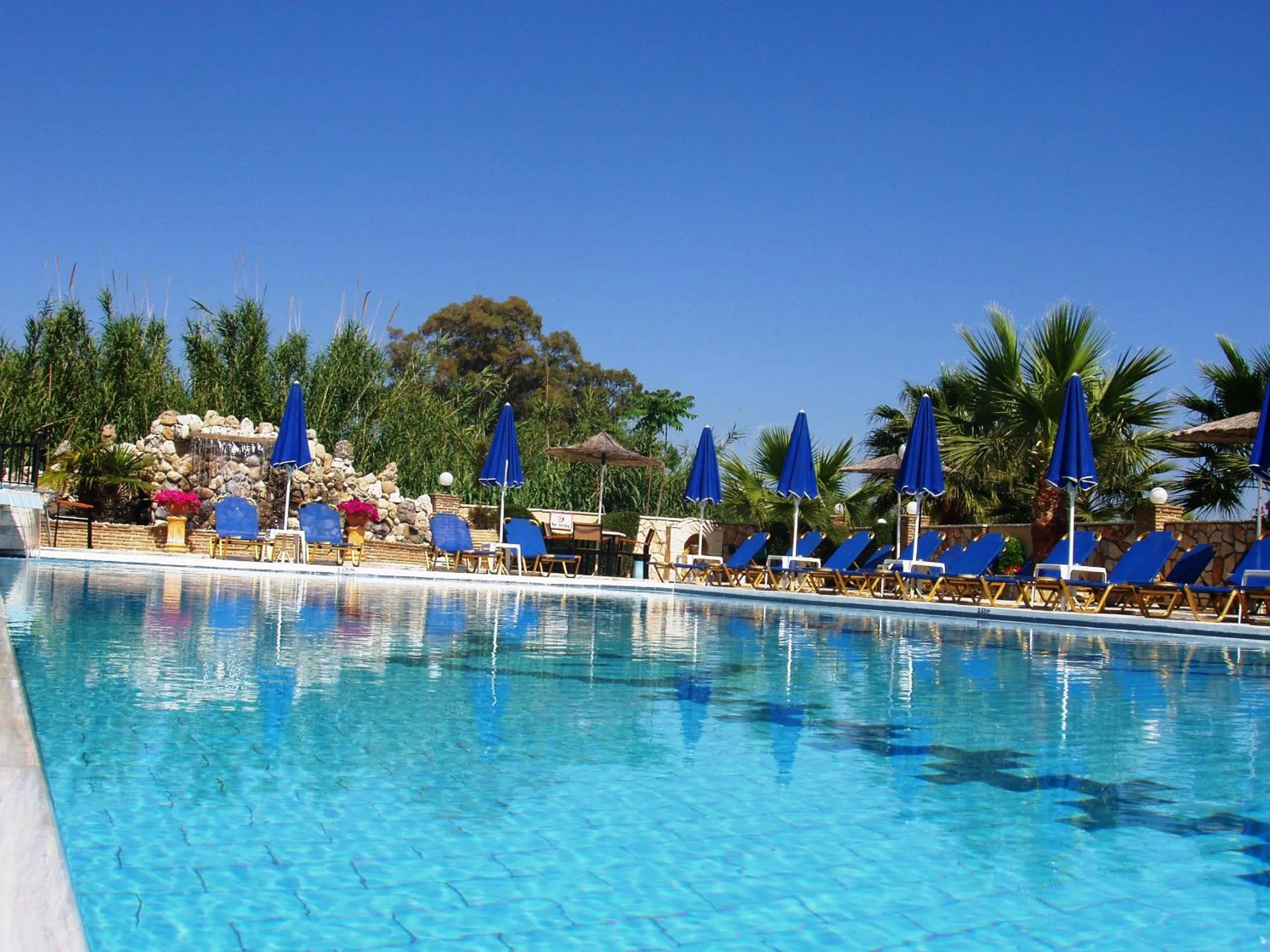 Swimming pool in Paradise Apartments