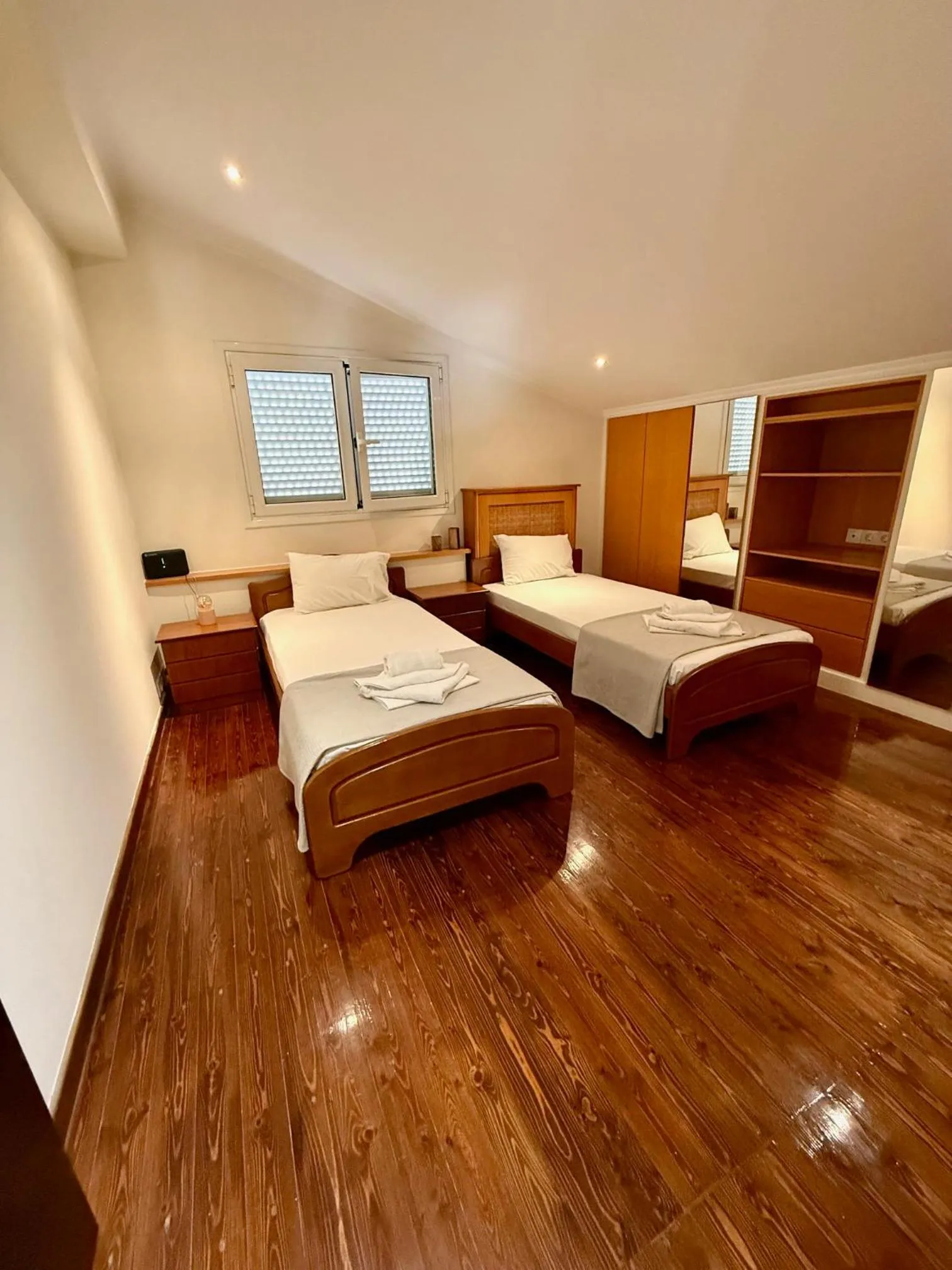 Bedroom, Bed in Paradise Apartments