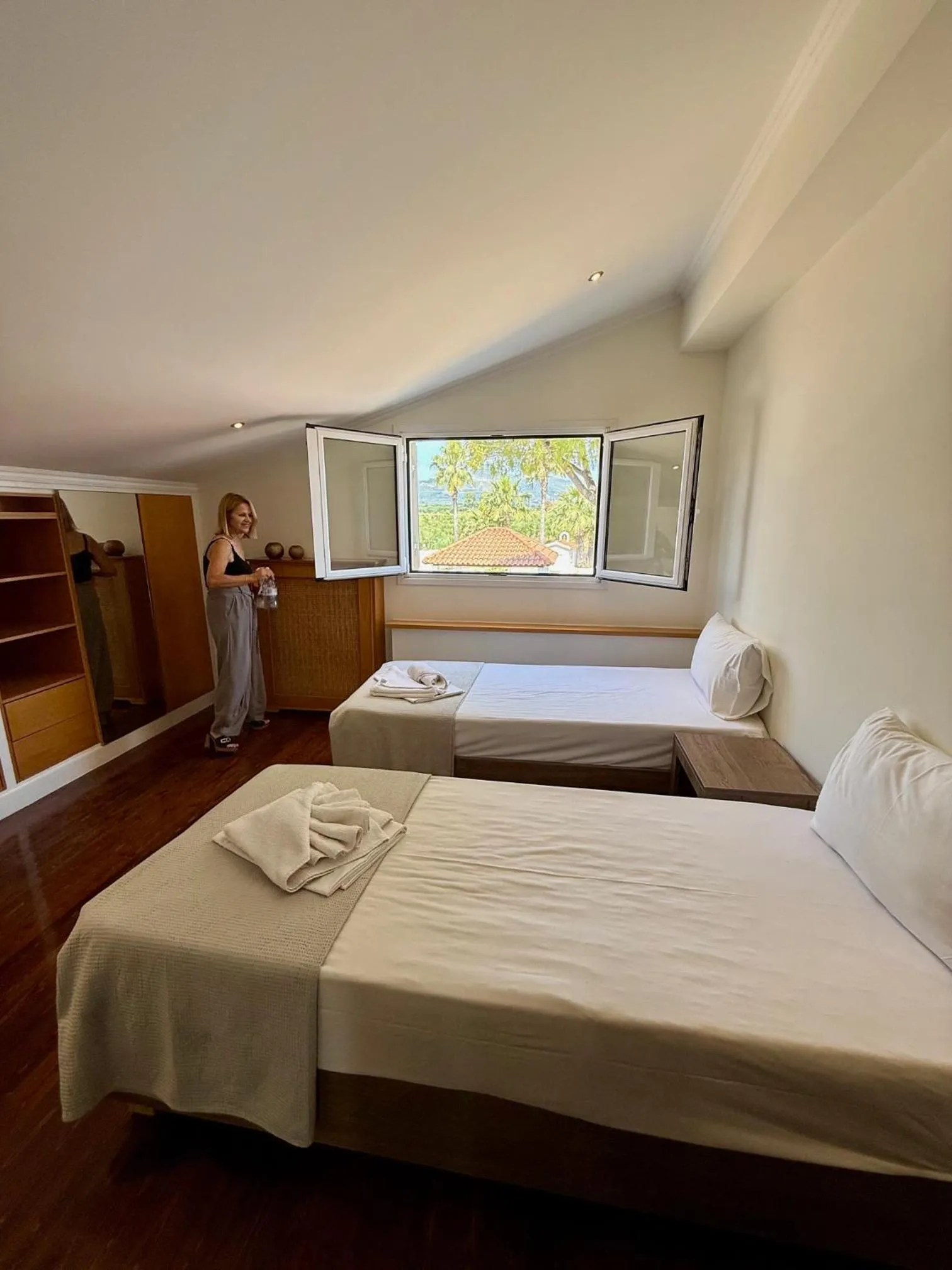 Bedroom, Bed in Paradise Apartments