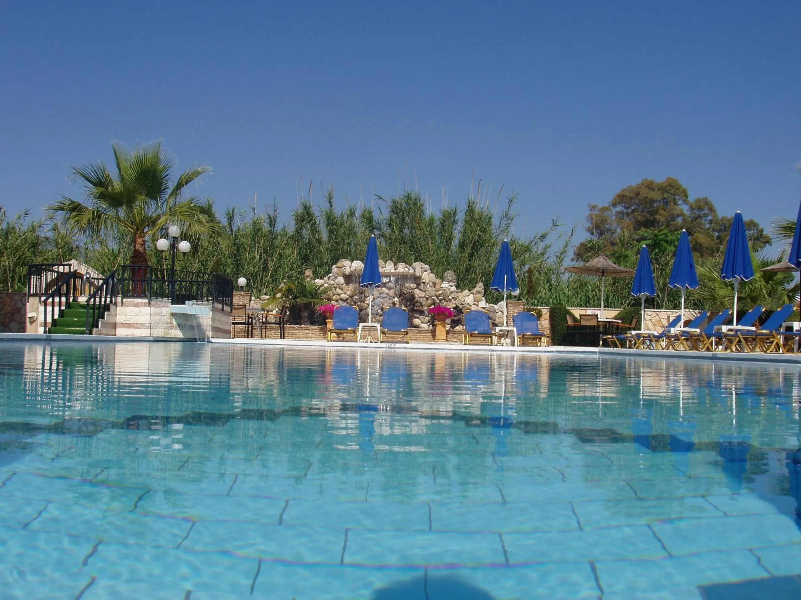 Swimming pool in Paradise Apartments