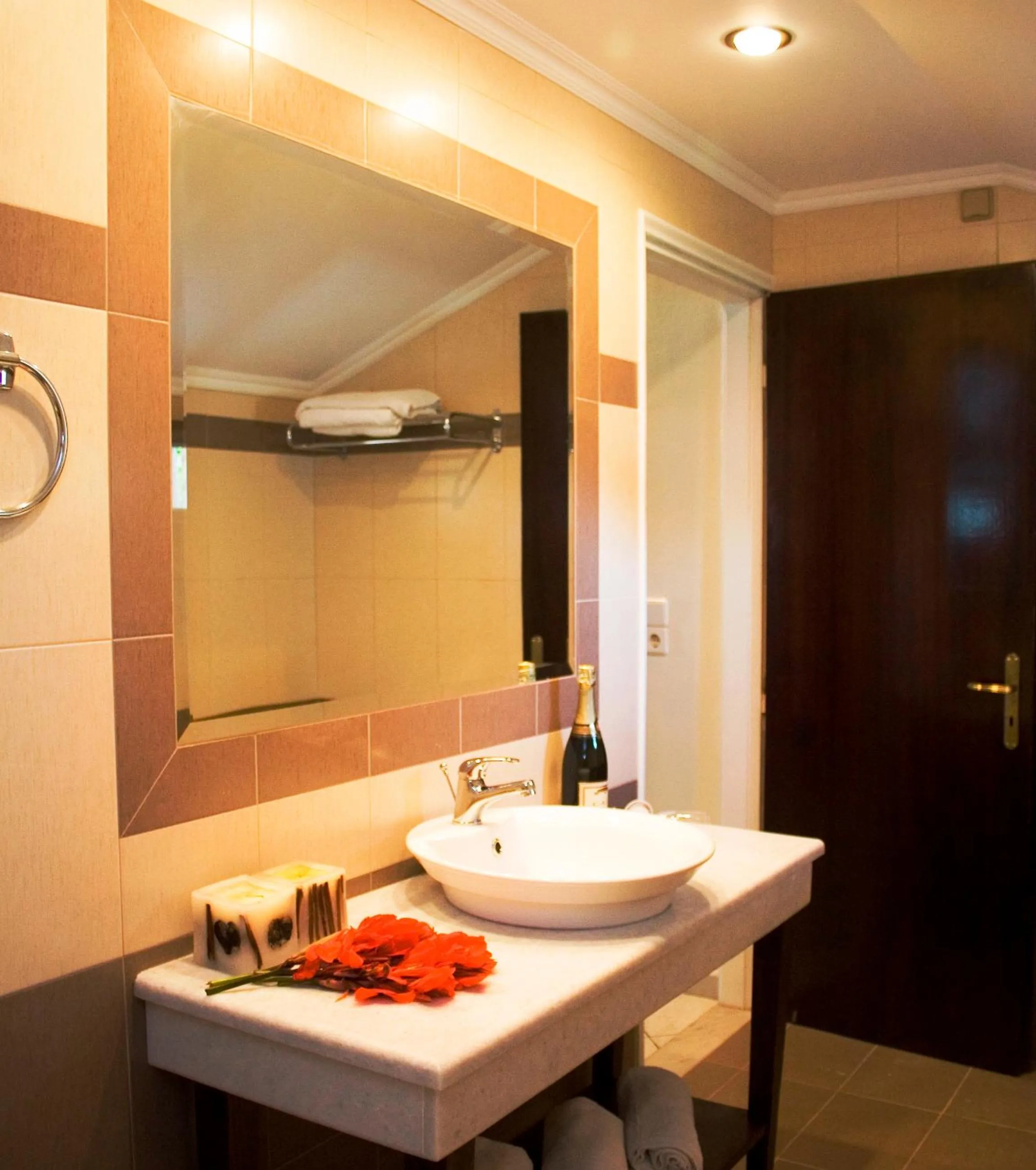 Bathroom in Paradise Apartments