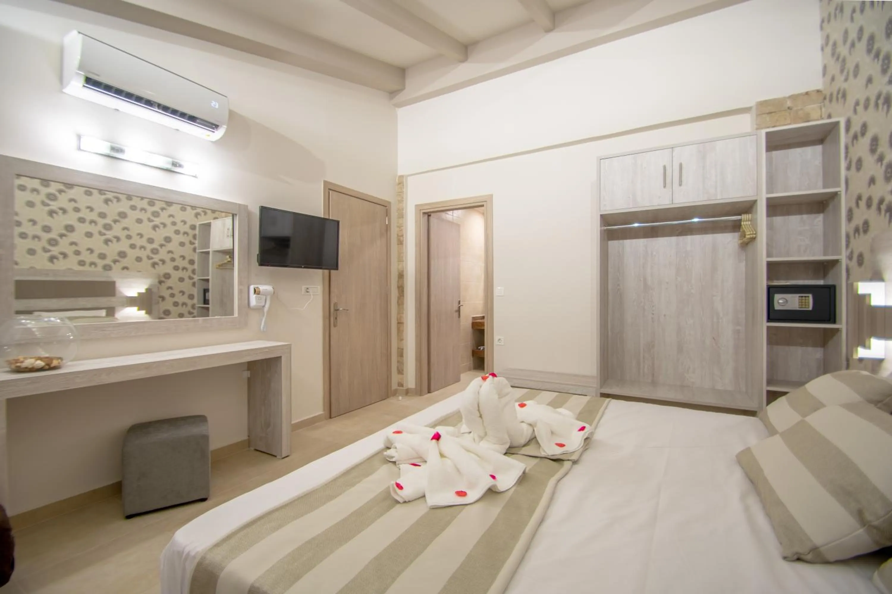 Photo of the whole room, Bed in Paradise Apartments