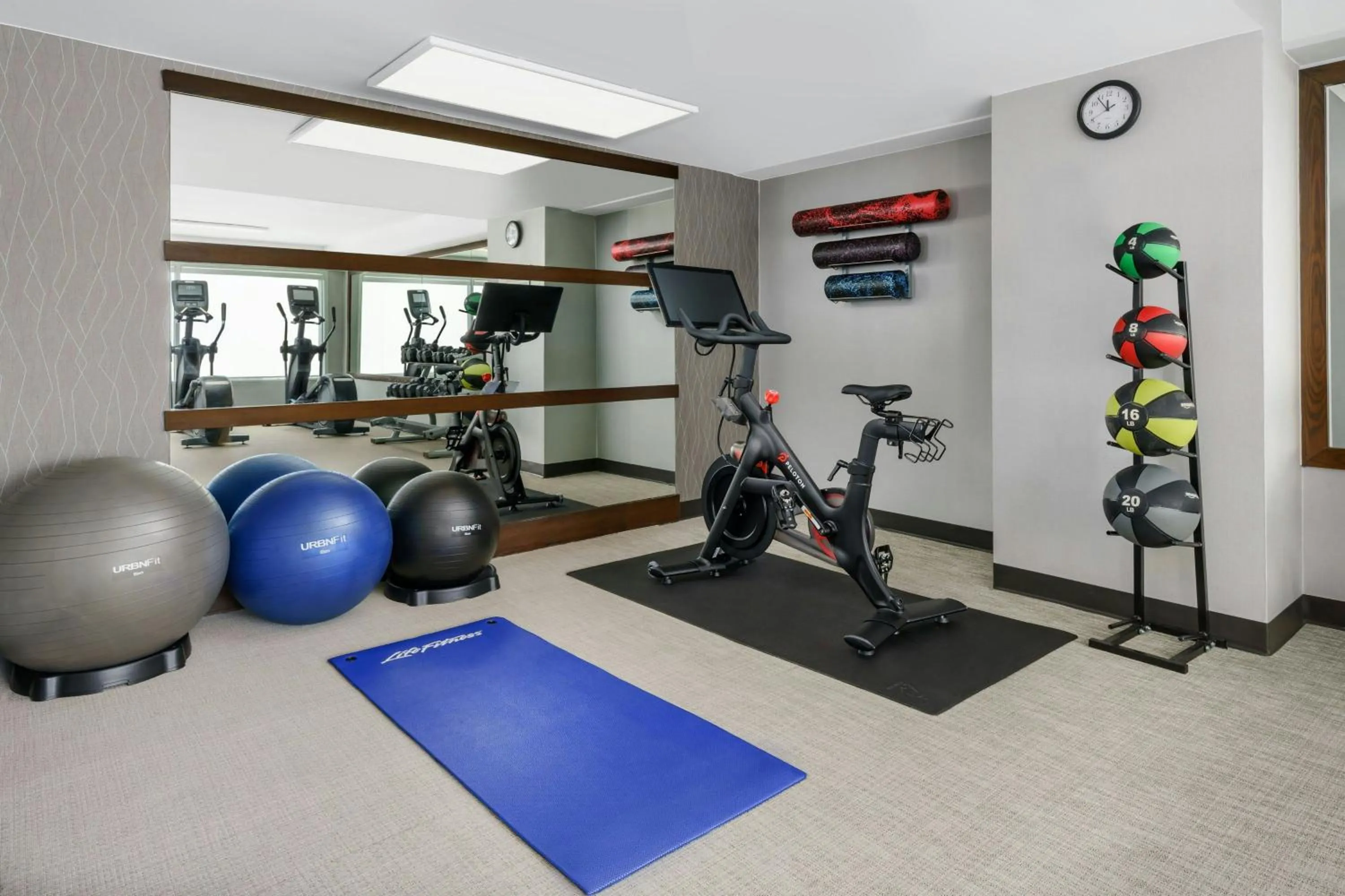 Fitness centre/facilities in Courtyard by Marriott Los Angeles Woodland Hills