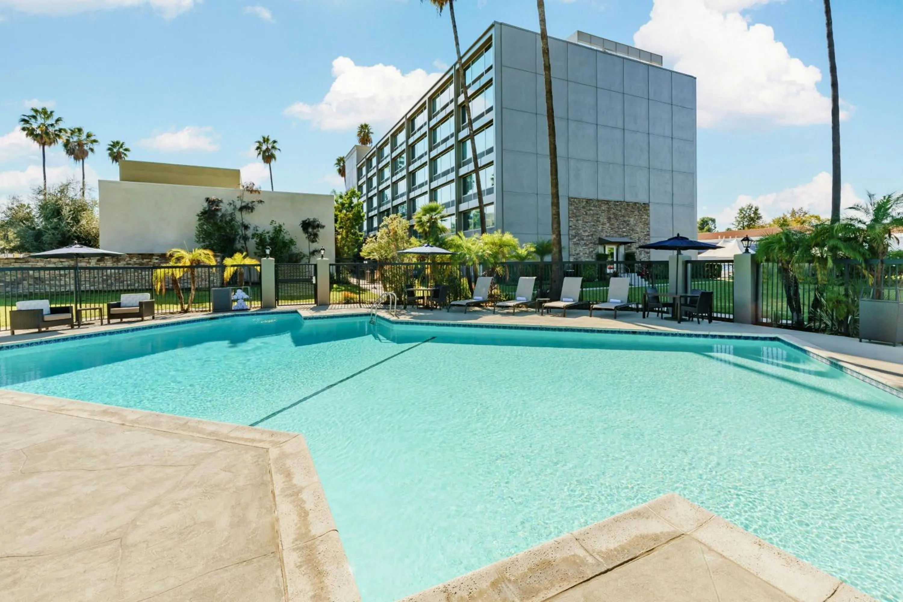 Swimming pool in Courtyard by Marriott Los Angeles Woodland Hills