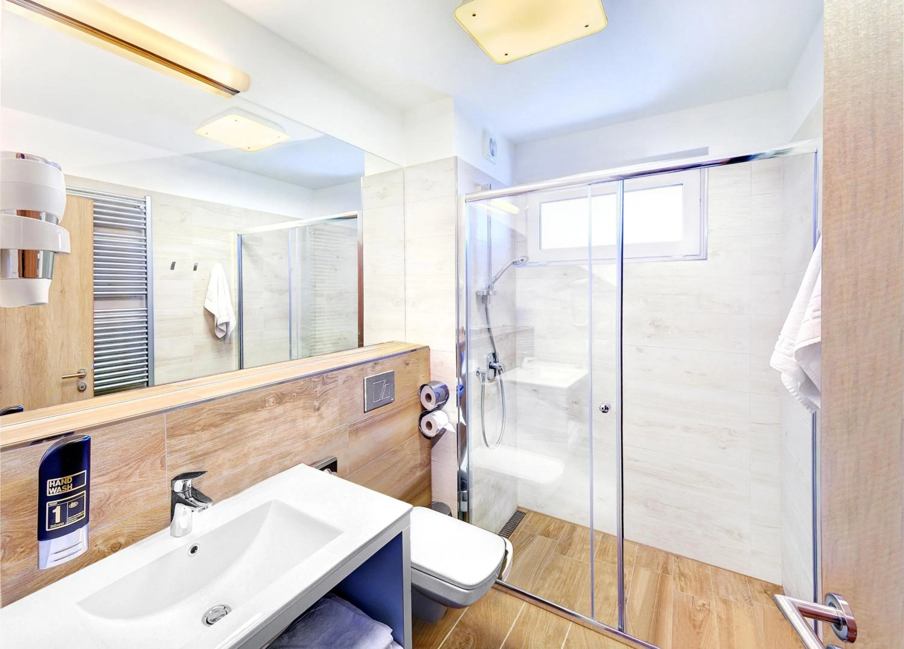 Shower in Hotel Aqualand Inn