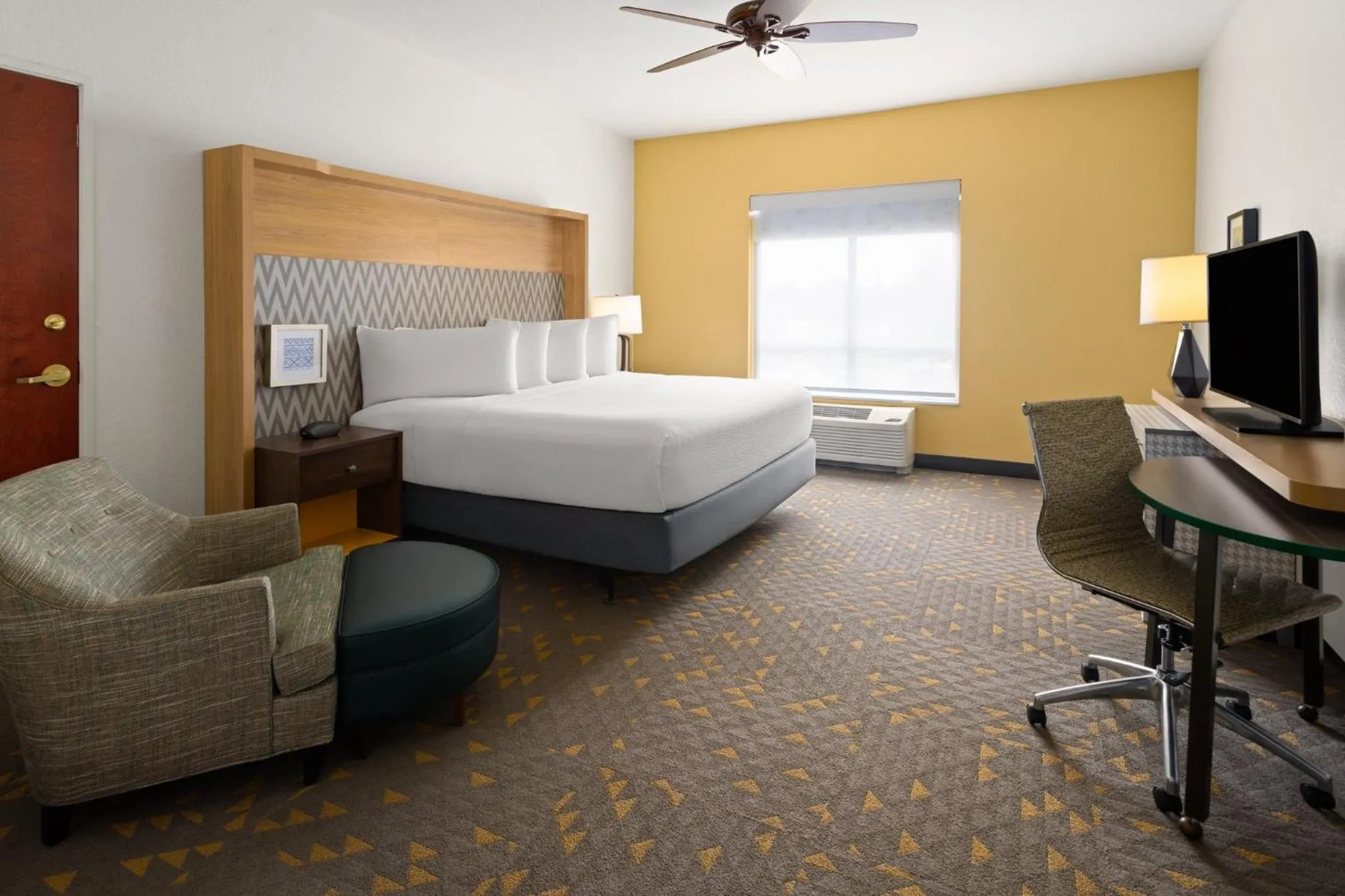 Photo of the whole room, Bed in Holiday Inn Pearl - Jackson Area by IHG