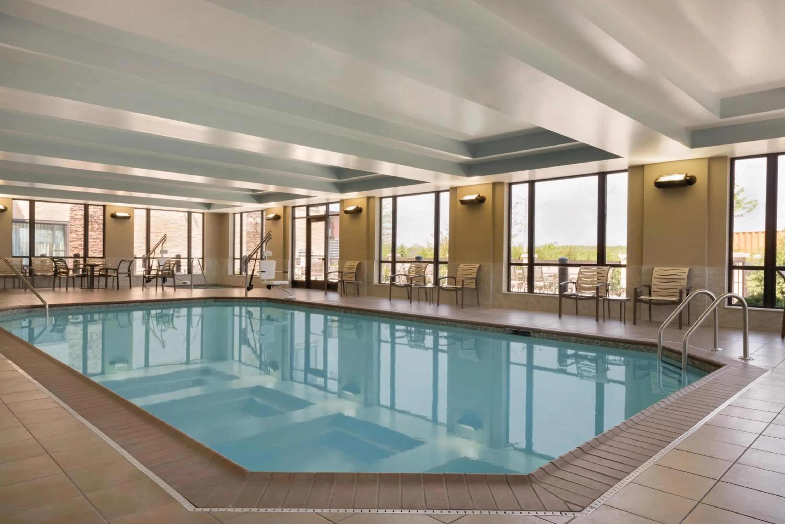 Swimming pool in Holiday Inn Chicago Schaumburg by IHG