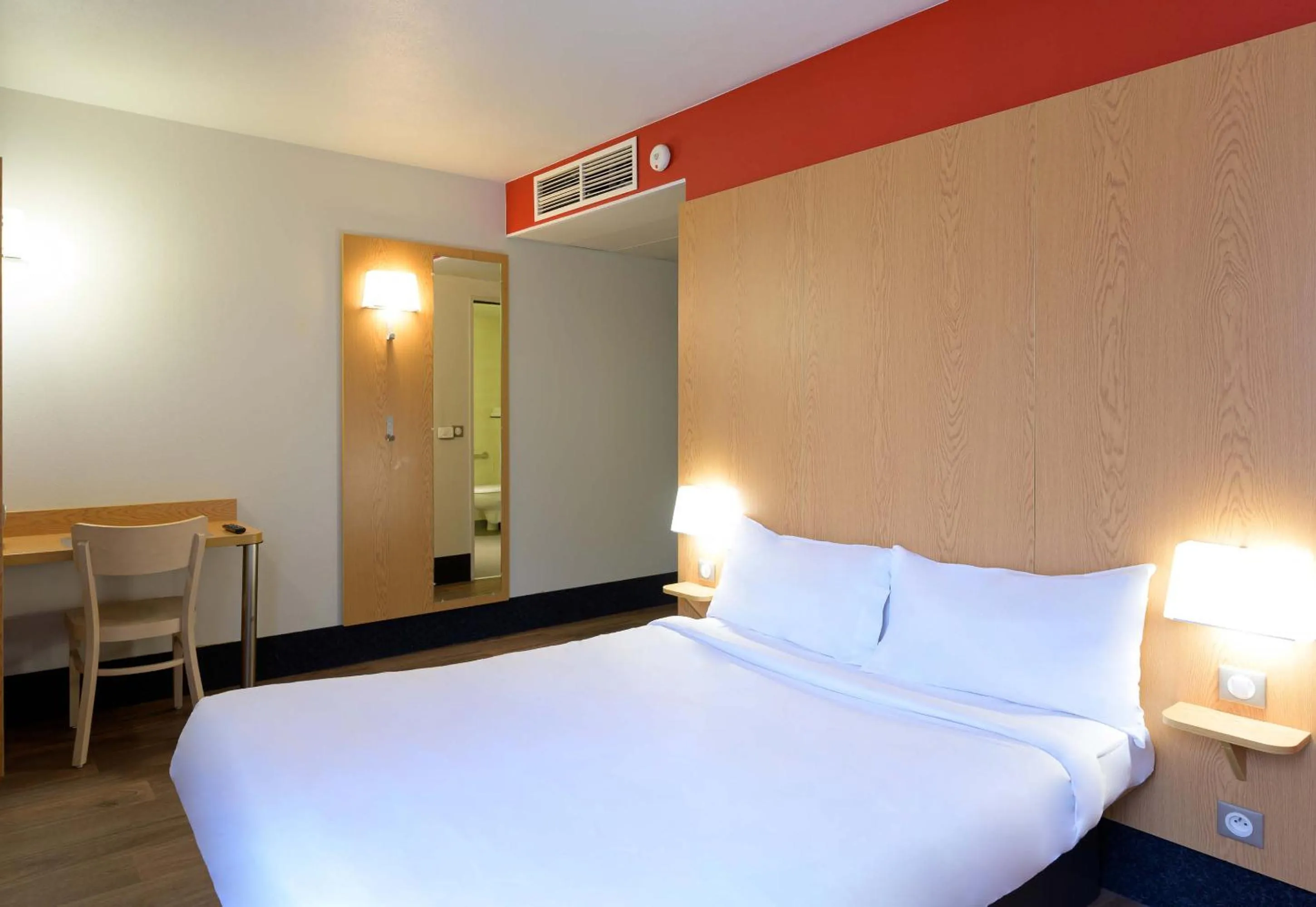 Bedroom, Bed in B&B HOTEL Marne-La-Vallée Torcy