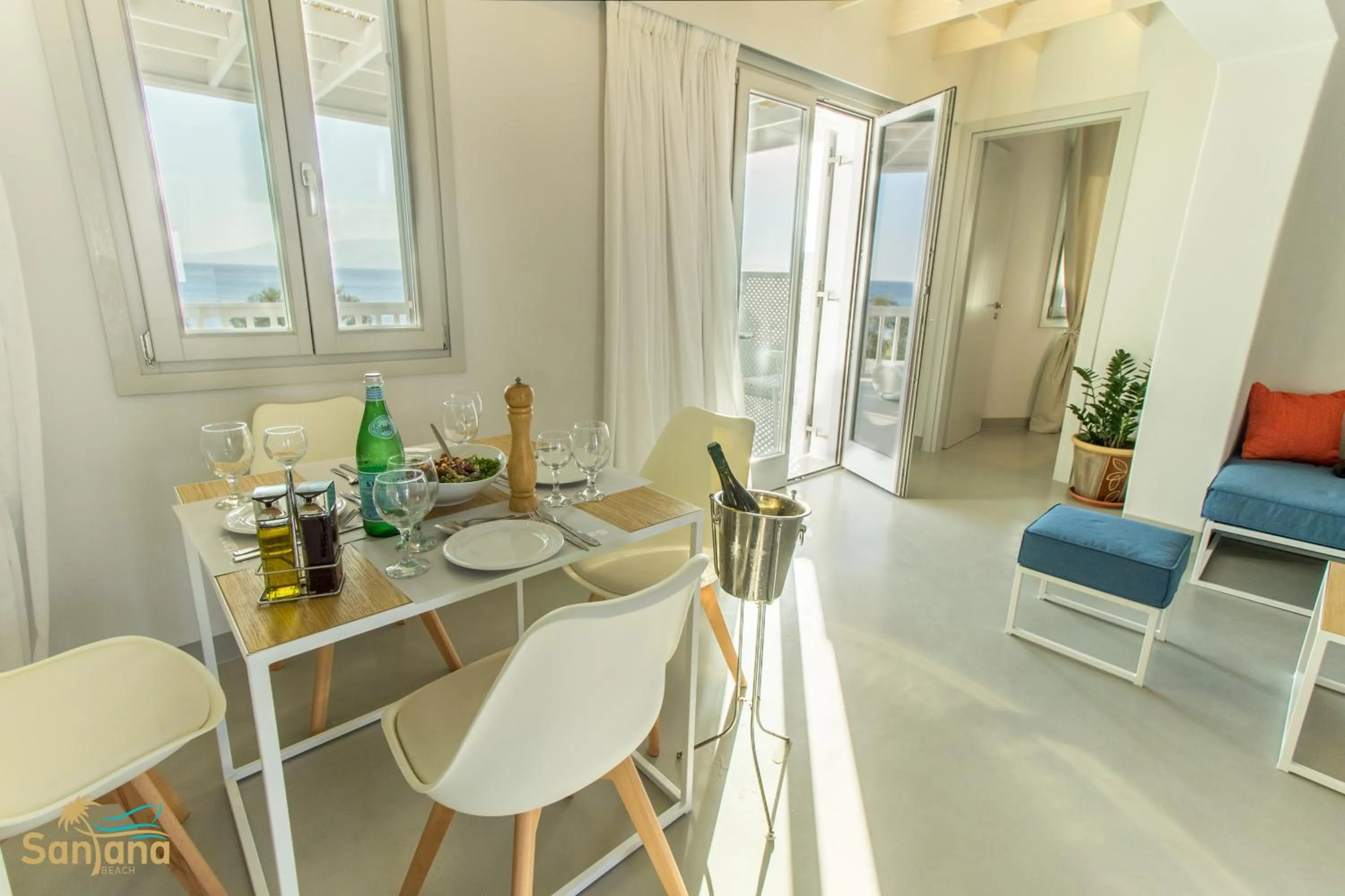 Dining area in Santana Beach