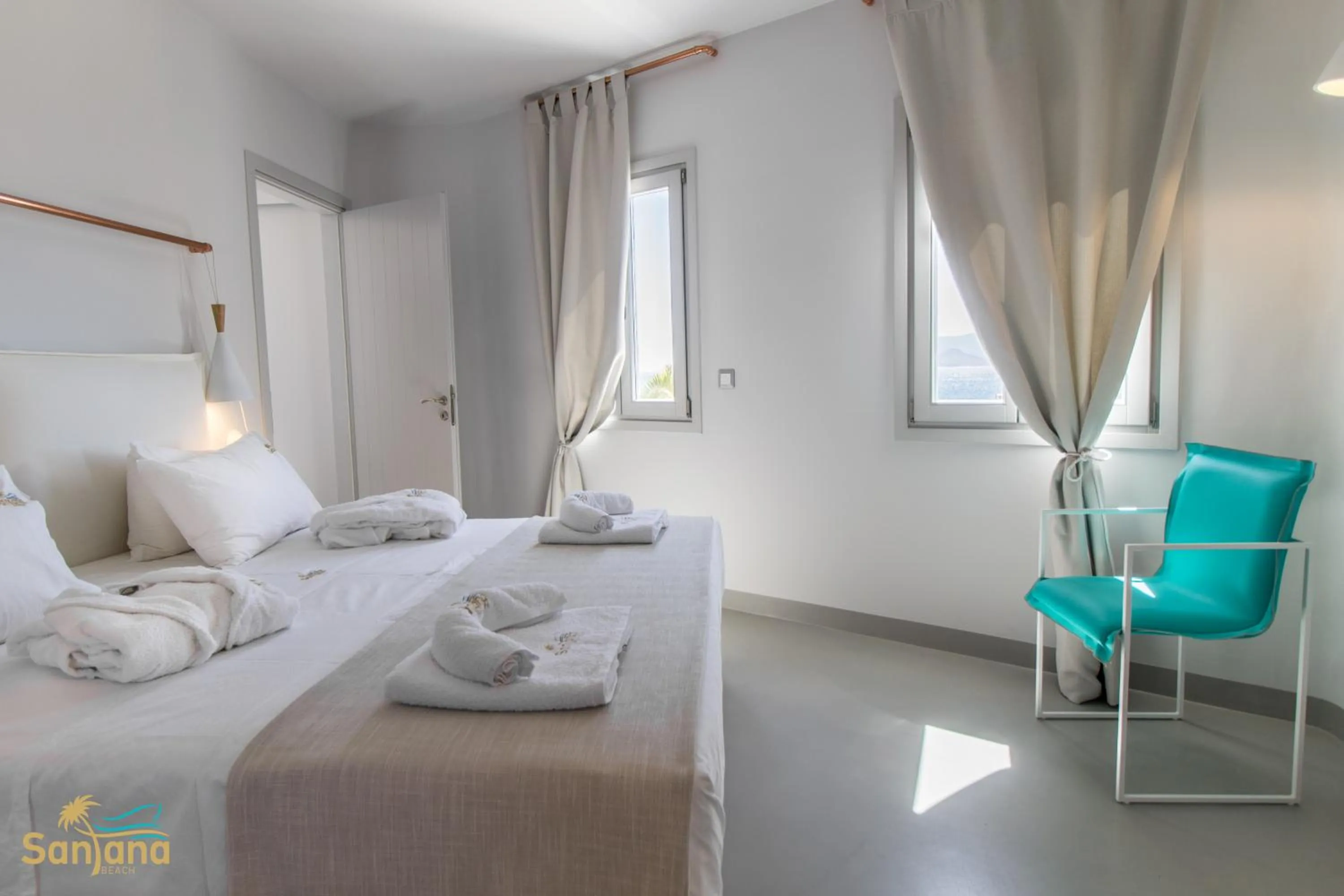 Property building, Bed in Santana Beach