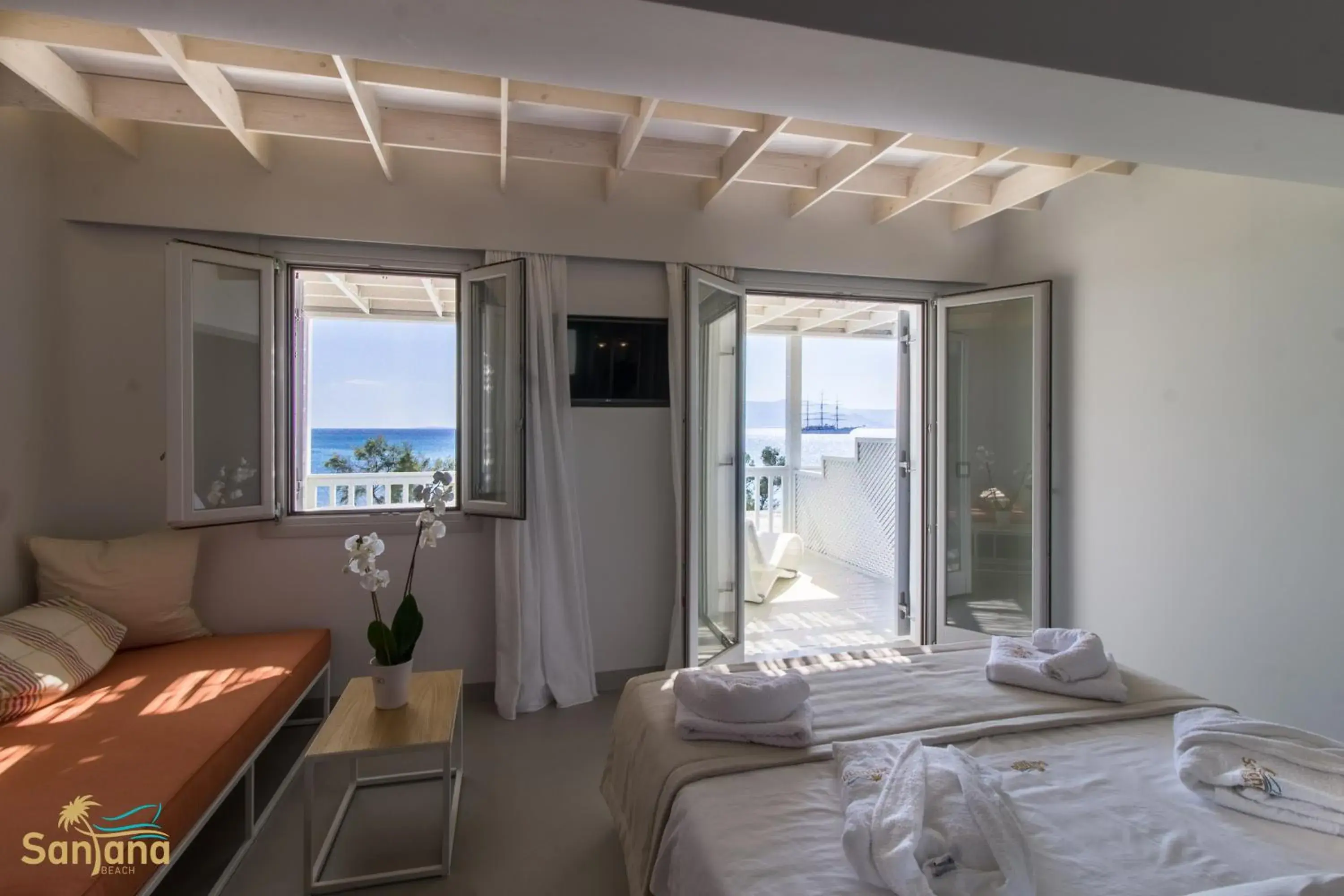 Deluxe Sea View Suite with Outdoor Hot Tub in Santana Beach Deluxe Sea View Suite with Outdoor Hot Tub in Santana Beach