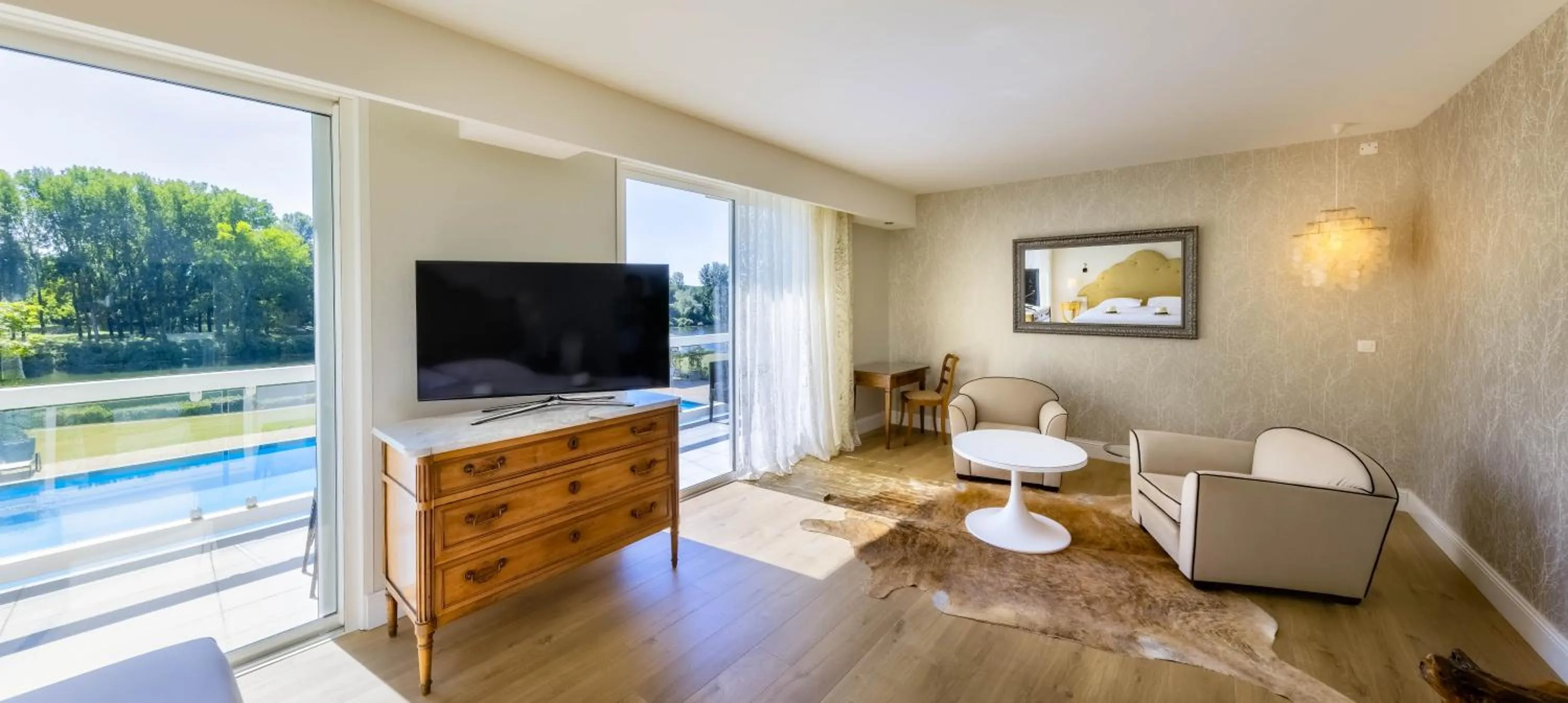 Bedroom, TV/Entertainment Center in Relais & Châteaux Hôtel La Réserve