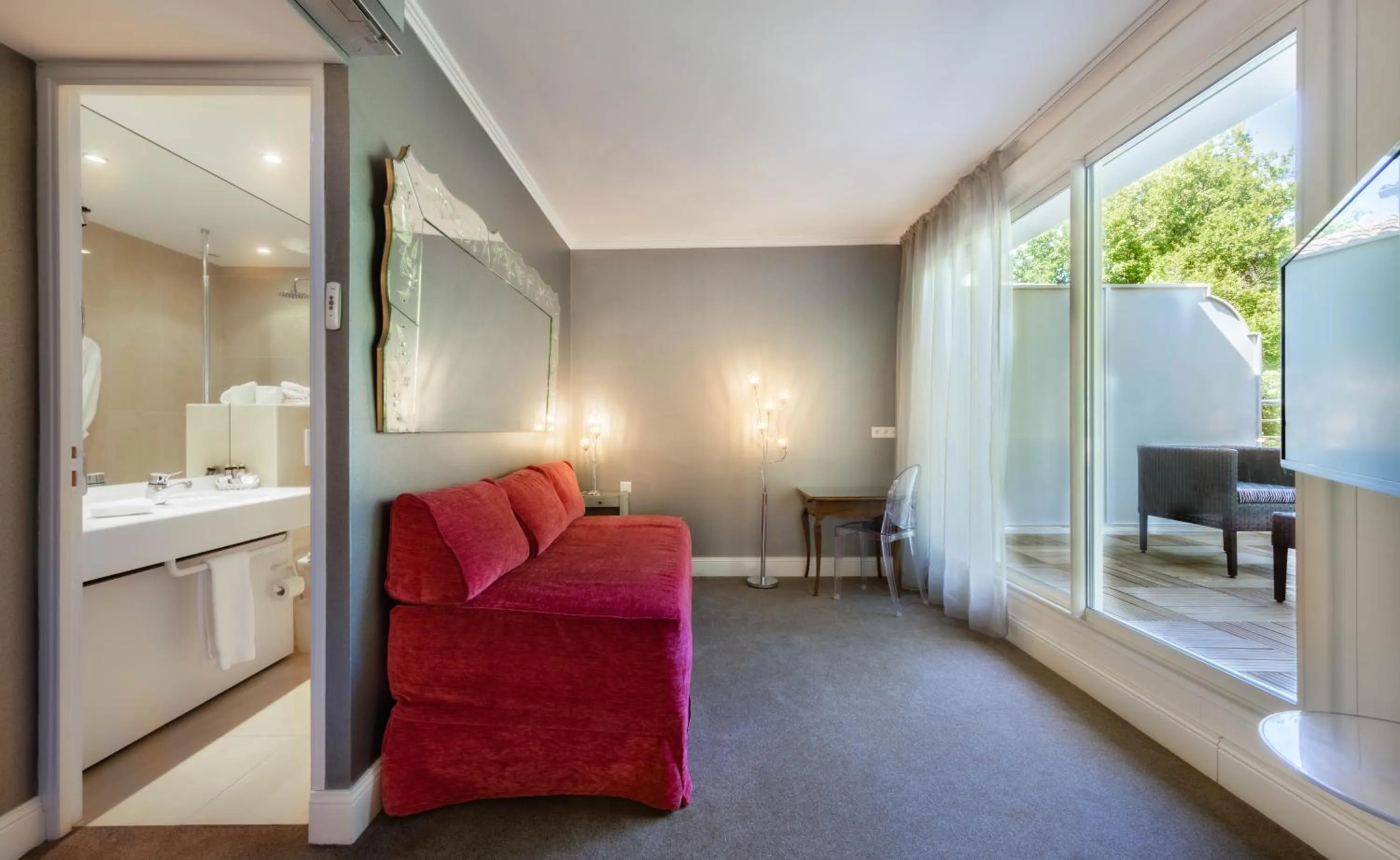 Balcony/Terrace, Seating Area in Relais & Châteaux Hôtel La Réserve