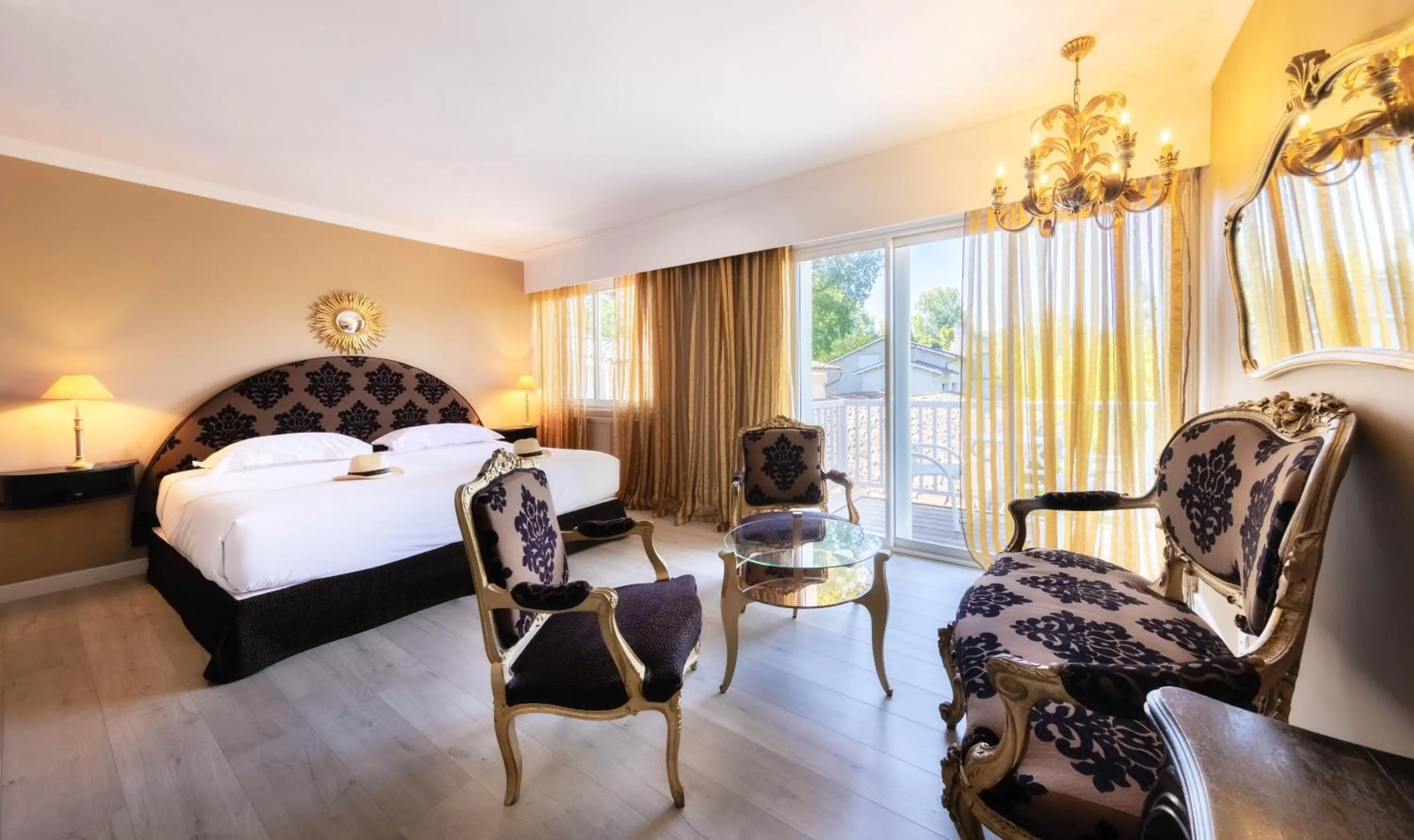 Bedroom, Bed in Relais & Châteaux Hôtel La Réserve