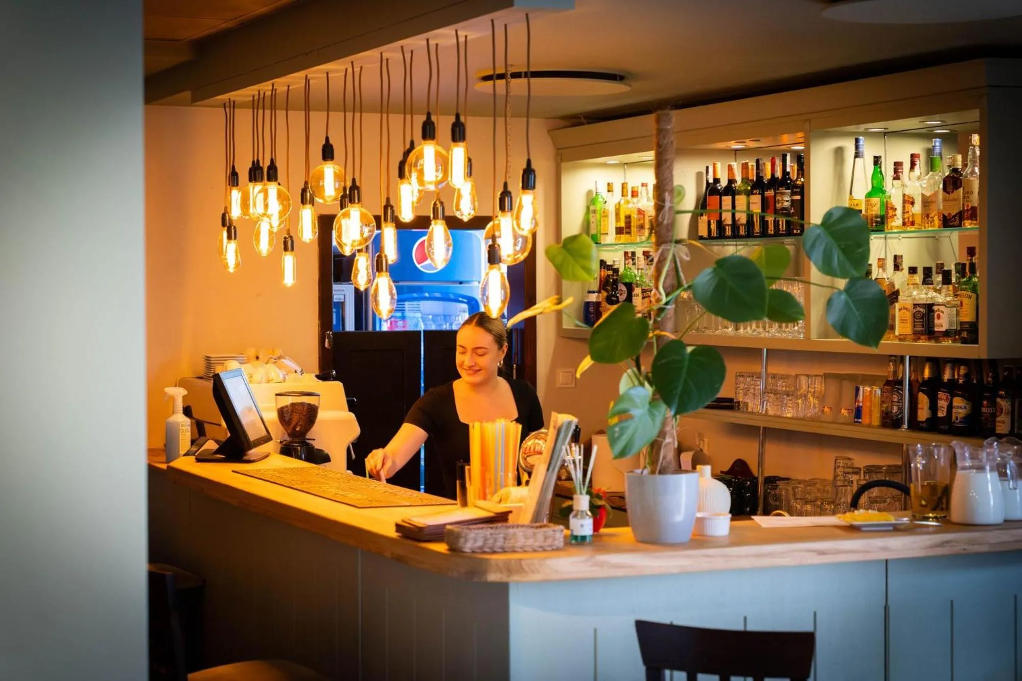 Restaurant/places to eat in Hotel Anek