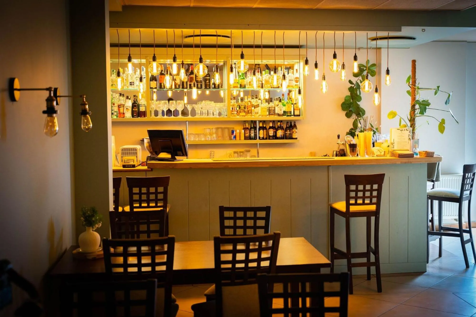Restaurant/places to eat in Hotel Anek
