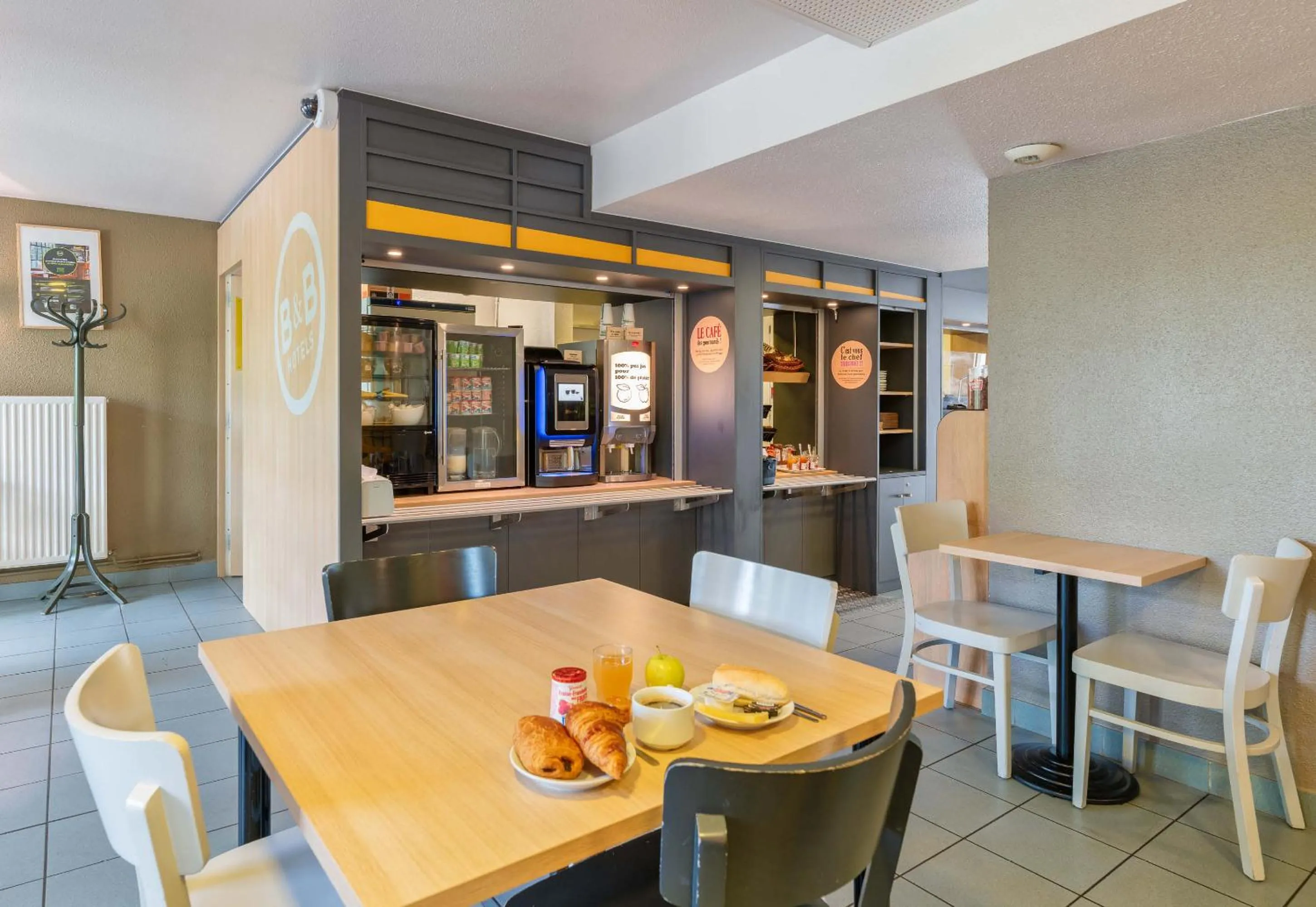 Restaurant/places to eat in B&B HOTEL Lyon St Priest